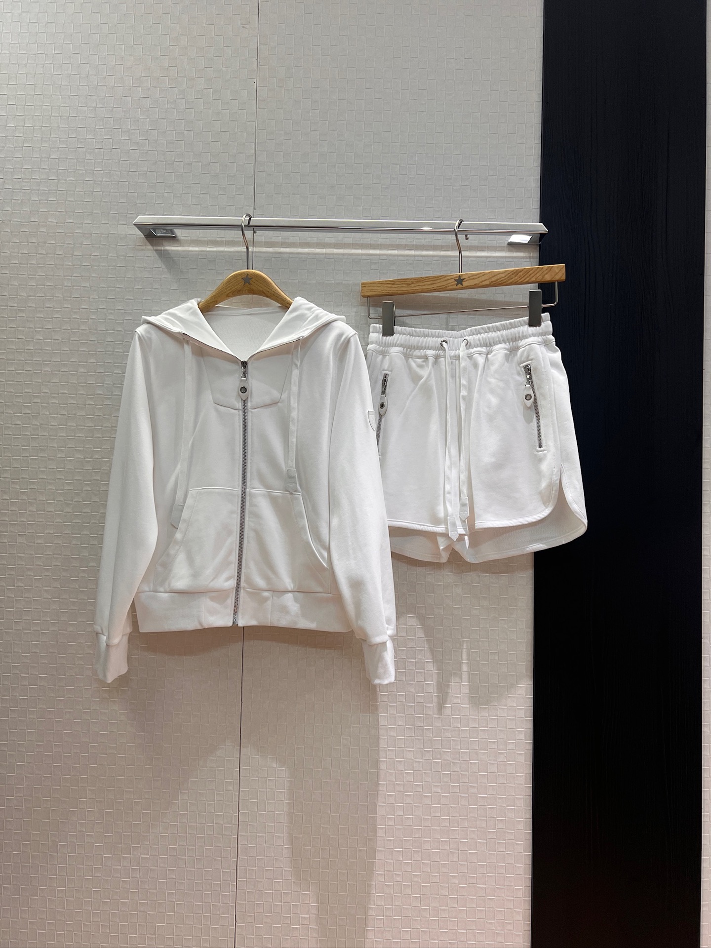 NO:451412,New logo leather logo decorative hooded casual sports suit hooded zipper sweatshirt jacket elastic waist shorts irregular trousers casual fashion outdoor sports age-reducing versatile white gray SML, hoodie, sweatshirts, shorts, jackets & coats, hats, alexander wang19860909新款logo皮标装饰连帽休闲运动套装连帽拉链卫衣外套松紧腰短裤 不规则裤脚 休闲时尚 户外运动 减龄百搭 白色灰色 SML,,hoodie,sweatshirts,shorts,jackets & coats,hats,alexander wang,Women's clothing