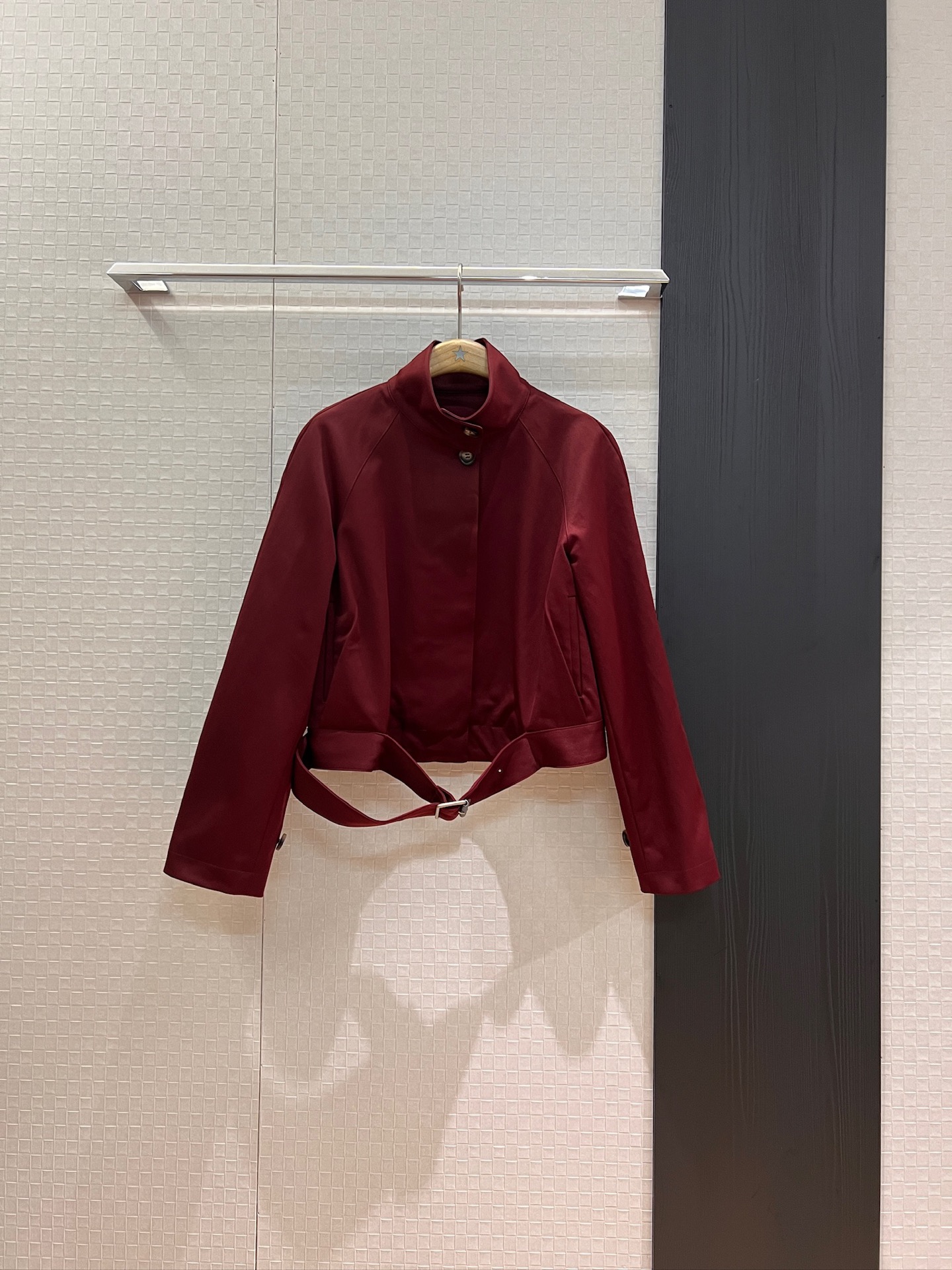 NO:451432,New stand collar splicing belt decorate burgundy jacket. The belt is not removable. The classic leather logo decoration behind the back. Sweet and versatile SML,, jackets & coats,alexander wang19860909新款立领拼接腰带装饰酒红外套 腰带不可拆卸 背后经典皮标logo装饰 甜配百搭SML,,jackets & coats,alexander wang,Women's clothing