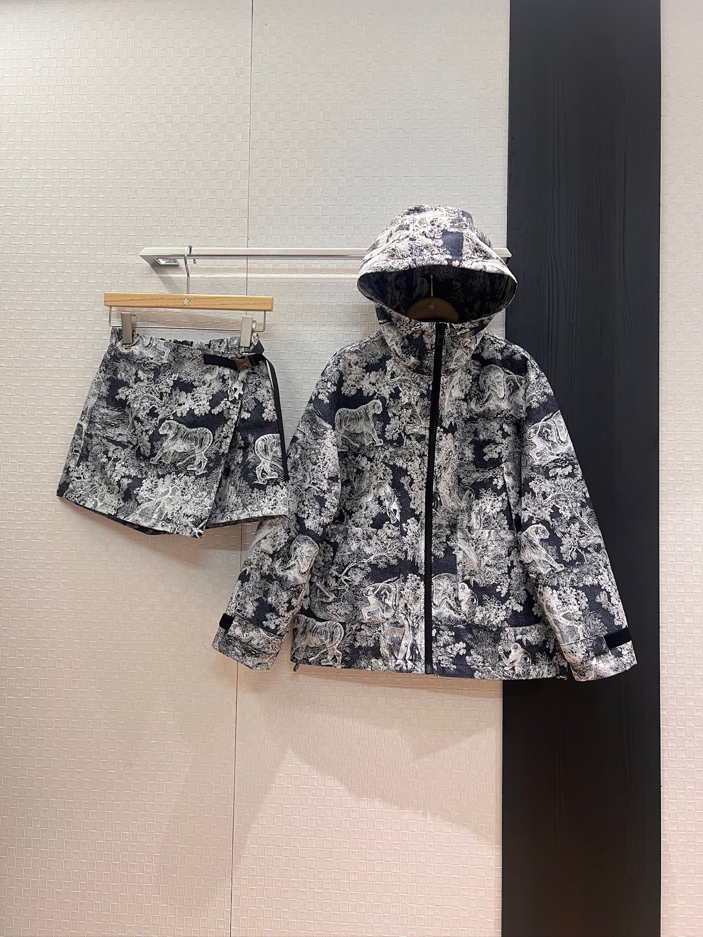 NO:451404,New style recommended dark blue series, classic jacquard lapel jacket, CD bee embroidered loose silhouette, hem can be adjusted with drawstring, fashionable and casual, age-reducing essential, can be worn with the same series of shorts SML,, shorts, jackets & coats,alexander wang19860909新款推荐深蓝系列 经典茹伊提花翻领外套 CD小蜜蜂刺绣宽松廓形 下摆可抽绳调节时尚休闲 减龄必备 可搭同系列短裤 SML,,shorts,jackets & coats,alexander wang,Women's clothing