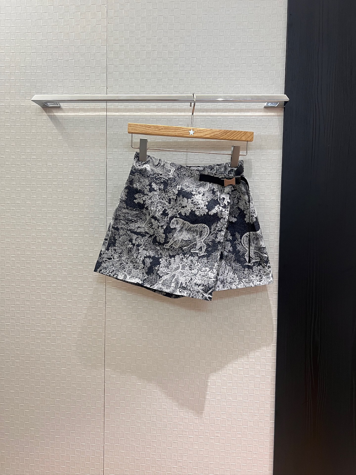 NO:451413,New style recommended dark blue series, asymmetrical skirt and buckle decorative skirts, fake two-piece design shorts, classic jacquard fabric, high waist, slimming, pockets on both sides, temperament, age-reducing sports and casual, sweet and versatile, can be matched with the same jacket SML,, skirts, shorts, jackets & coats, alexander wang19860909新款推荐深蓝系列 不对称裙摆系扣装饰裙裤 假两件设计短裤 经典茹伊提花面料高腰显瘦 两侧口袋 气质减龄 运动休闲 甜美百搭可搭同款外套 SML,,skirts,shorts,jackets & coats,alexander wang,Women's clothing