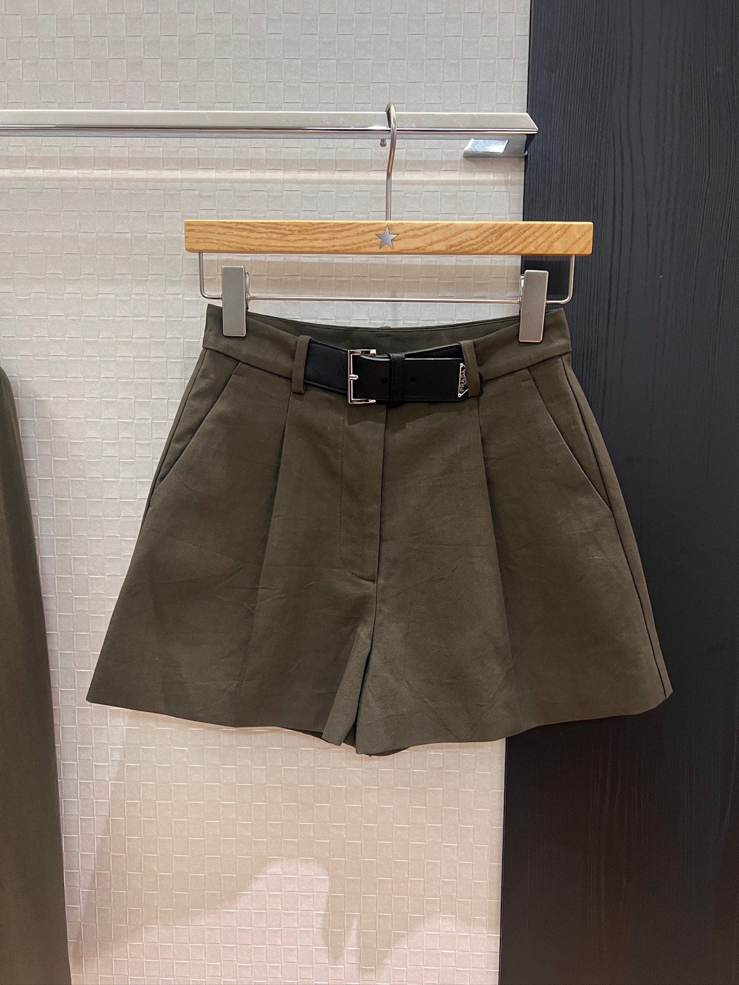NO:451987,Suit P Short New Military Green Dark Cuff Logo Decoration Loose Casual Suit Triangle Logo Belt Design Suit Shorts Victory Style Suit Female Aura SML, shorts, business suit, alexander wang19860909西装 P 短新款军绿暗纹袖口徽标装饰 宽松休闲西装三角徽标皮带设计西装短裤御女风 干练通勤 女主气场 SML,,shorts,business suit,alexander wang,Women's clothing