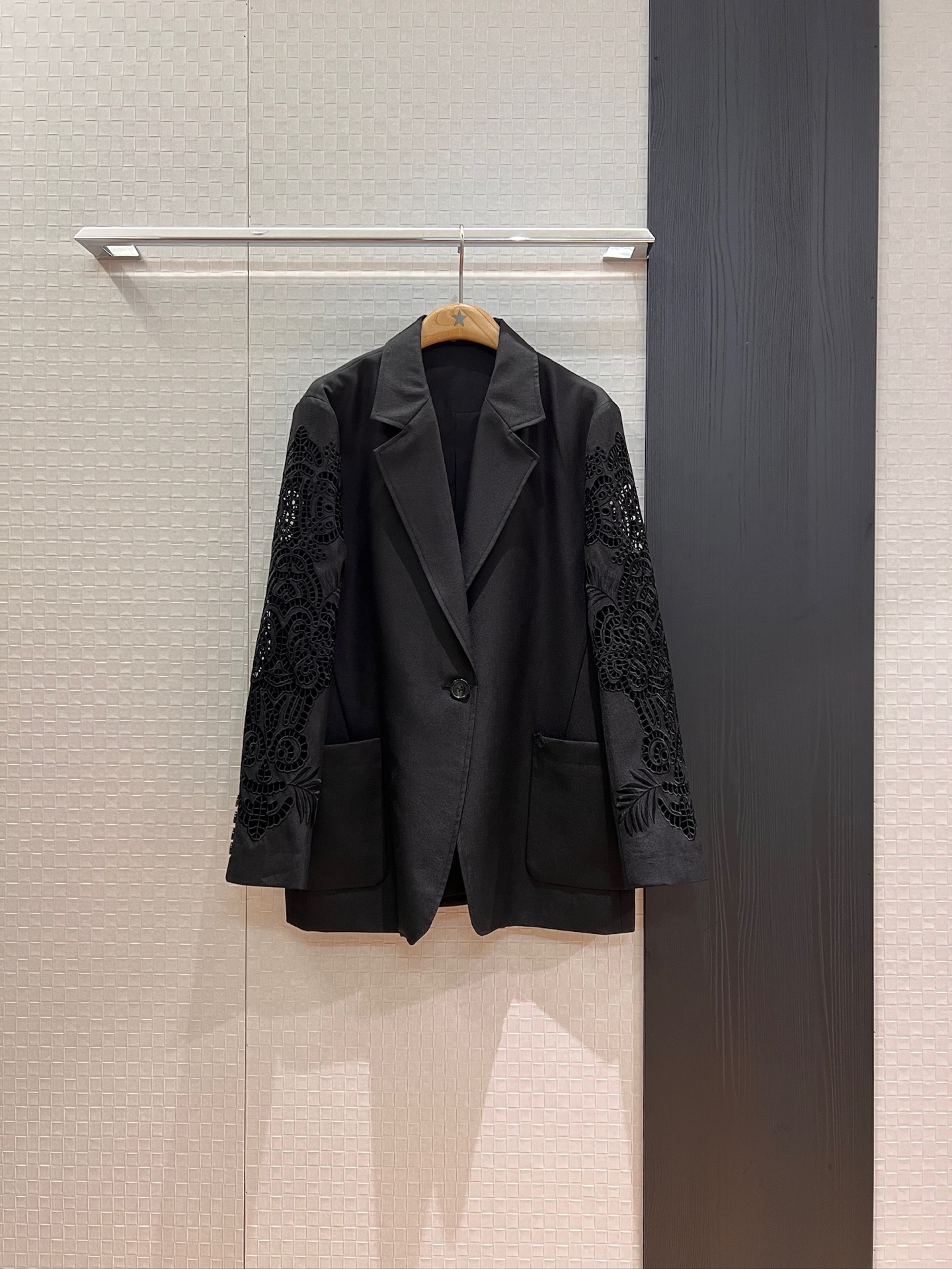 NO:451952,New sleeve positioning hollow embroidery splicing suit jacket, loose casual single button design, simple and fashionable, temperament, versatile black and white S-XL,, jackets & coats, business suit, alexander wang19860909新款袖子定位镂空刺绣拼接西装外套 宽松休闲单扣设计 简约时尚 气质百搭黑色白色 S-XL,,jackets & coats,business suit,alexander wang,Women's clothing