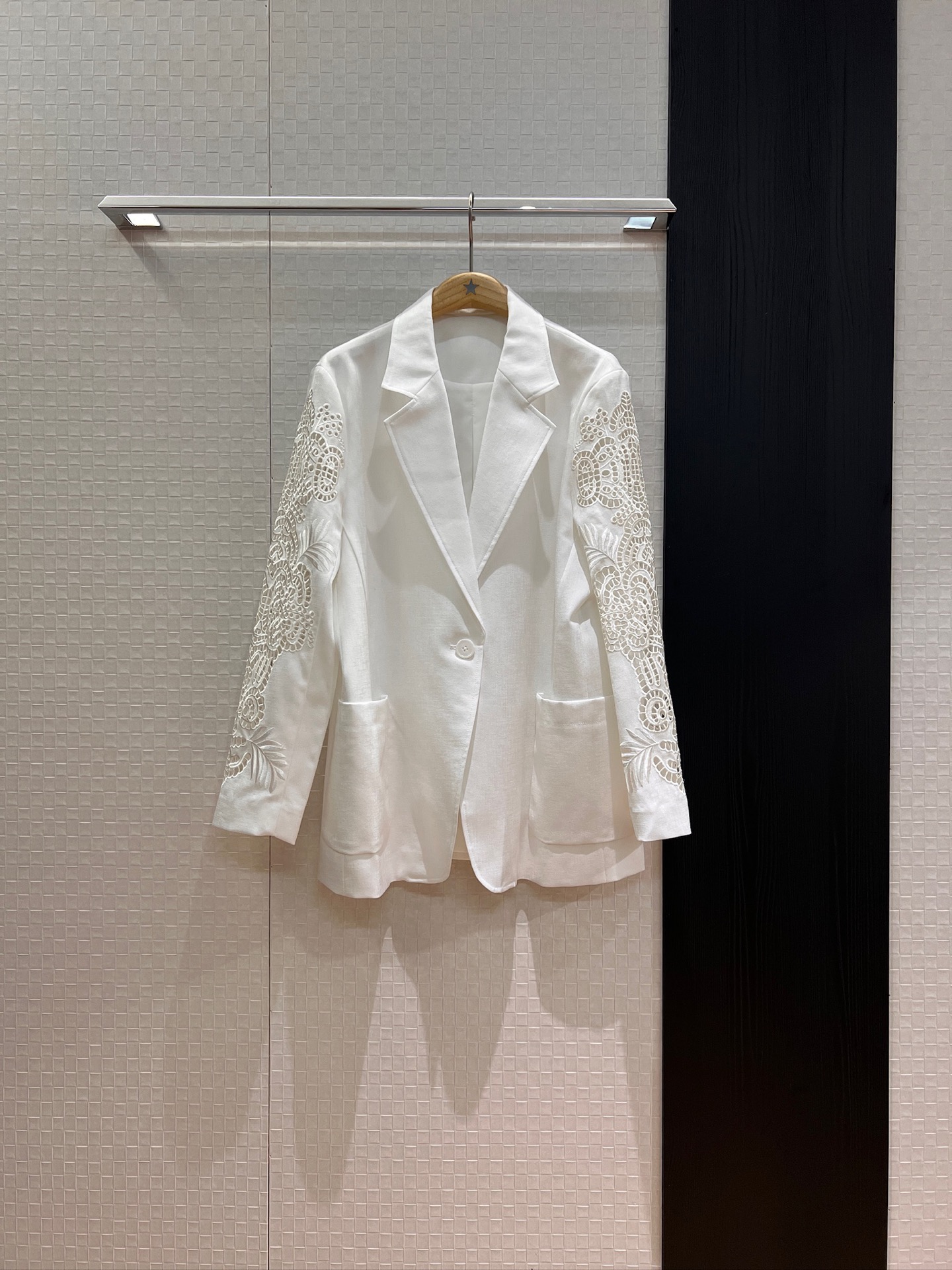 NO:451964,New sleeve positioning hollow embroidery splicing suit jacket, loose casual single button design, simple and fashionable, temperament, versatile black and white S-XL,, jackets & coats, business suit, alexander wang19860909新款袖子定位镂空刺绣拼接西装外套 宽松休闲单扣设计 简约时尚 气质百搭黑色白色 S-XL,,jackets & coats,business suit,alexander wang,Women's clothing