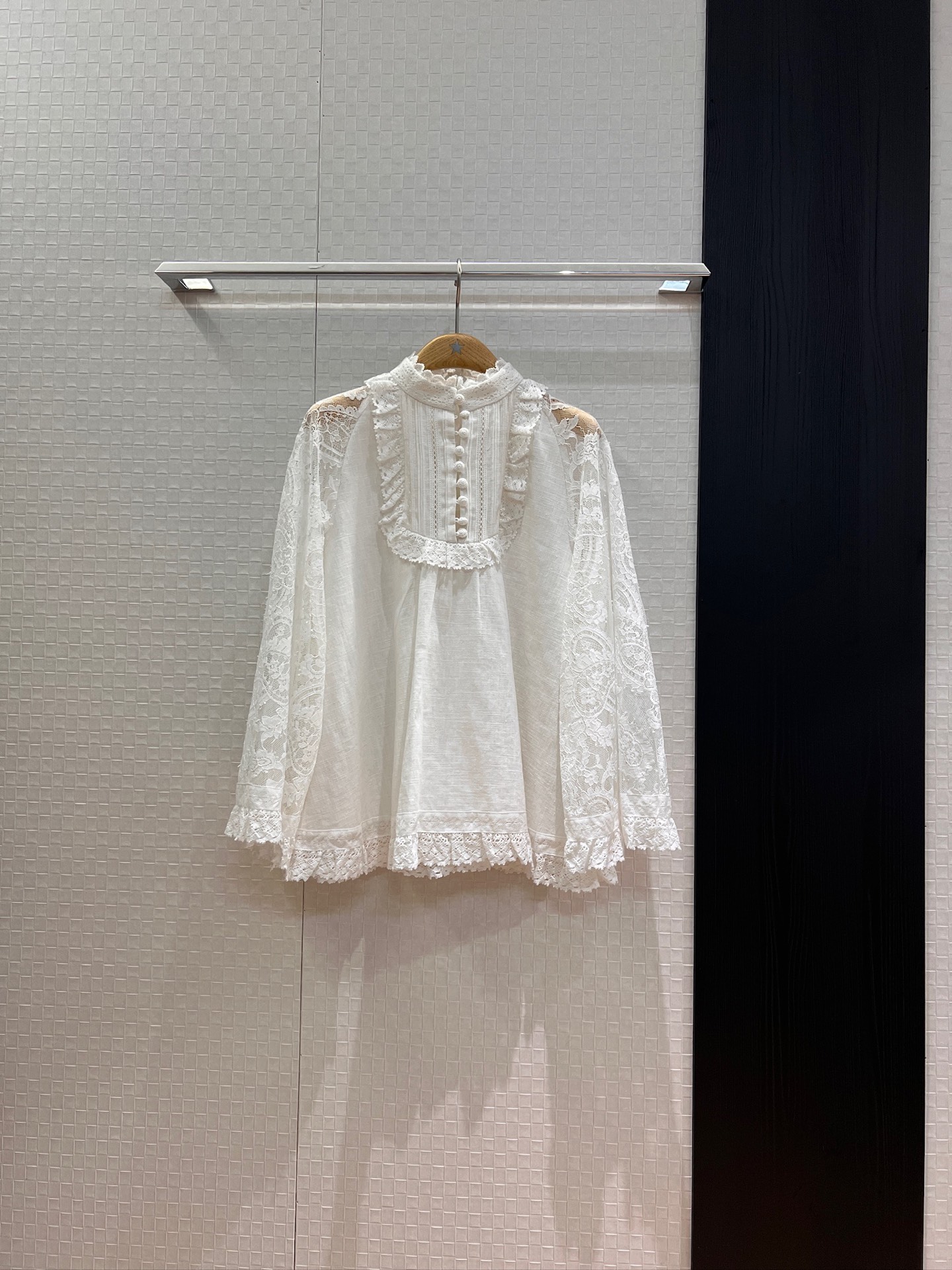 NO:451982,New lace flared sleeve spliced ​​linen doll top Super fairy age-reducing lace stand collar lace decoration Loose and cute vacation essentials SML, alexander wang19860909新款蕾丝喇叭袖拼接亚麻娃娃上衣 超仙减龄蕾丝立领花边装饰 宽松可爱度假必备 SML,,alexander wang,Women's clothing