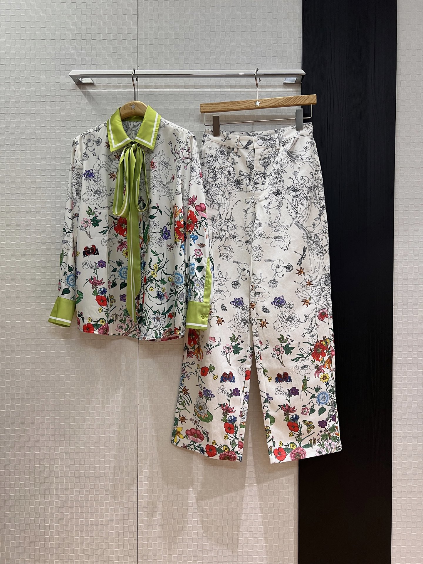 NO:452668,New green streamer bow decoration butterfly flower penetration printed shirt color block design fashionable age-reducing SML, alexander wang19860909新款绿色飘带蝴蝶结装饰 蝴蝶花卉渗透印花衬衣拼色设计 时尚减龄 SML,,alexander wang,Women's clothing