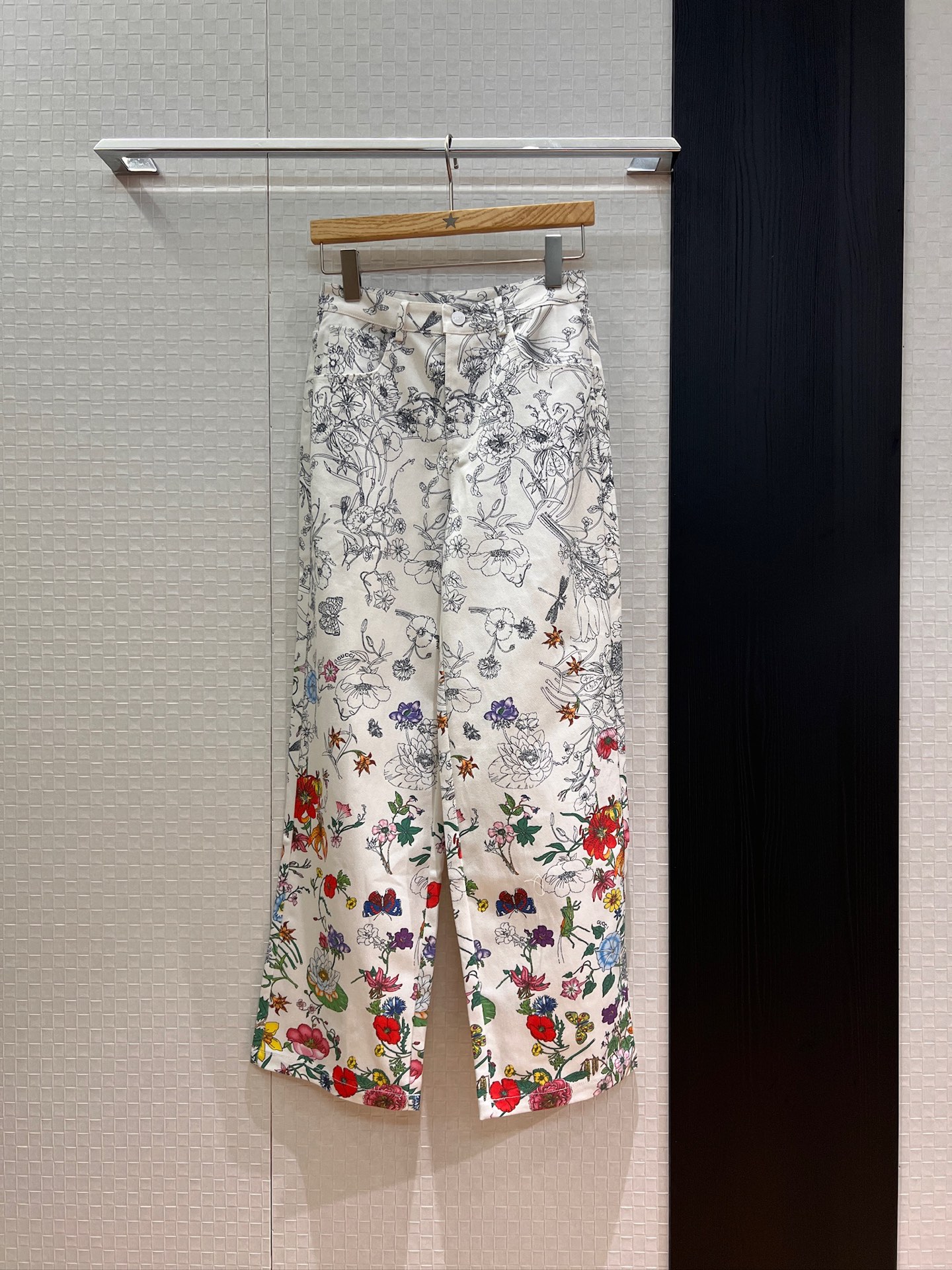 NO:452658,New sketch butterfly floral colorful printed jeans straight-leg pants are all-matched, colorful and age-reducing SML, jeans, alexander wang19860909新款素描蝴蝶花卉彩色印花牛仔裤直筒裤气质百搭 多彩减龄 SML,,jeans,alexander wang,Women's clothing