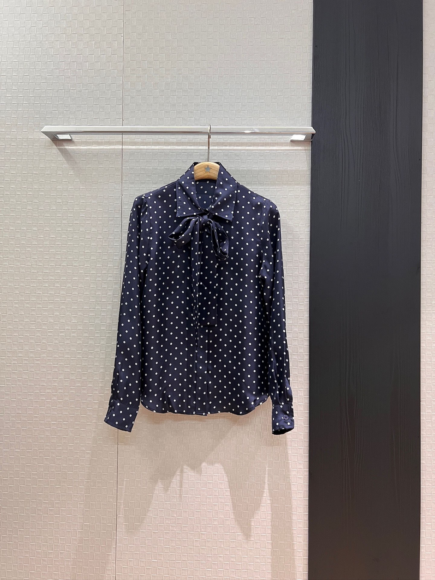 NO:452636,New polka dot streamer silk twill shirt, streamer bow design, simple and fashionable, exquisite and elegant temperament, dark blue and white SML, real silk, alexander wang19860909新款波点飘带真丝斜纹衬衣 飘带蝴蝶结设计 简约时尚 精致优雅气质百搭 深蓝白色 SML,,real silk,alexander wang,Women's clothing