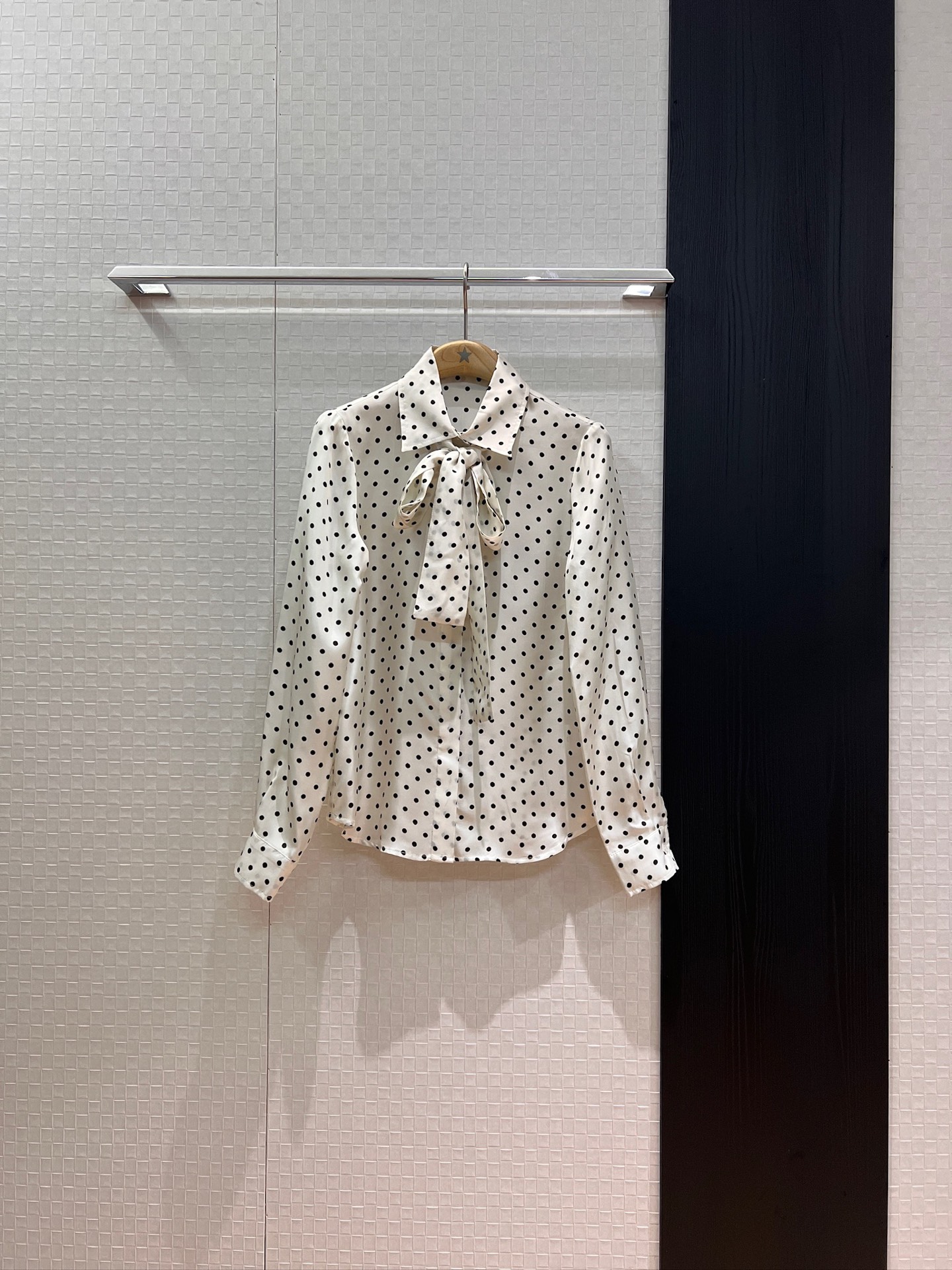 NO:452646,New polka dot streamer silk twill shirt, streamer bow design, simple and fashionable, exquisite and elegant temperament, dark blue and white SML, real silk, alexander wang19860909新款波点飘带真丝斜纹衬衣 飘带蝴蝶结设计 简约时尚 精致优雅气质百搭 深蓝白色 SML,,real silk,alexander wang,Women's clothing