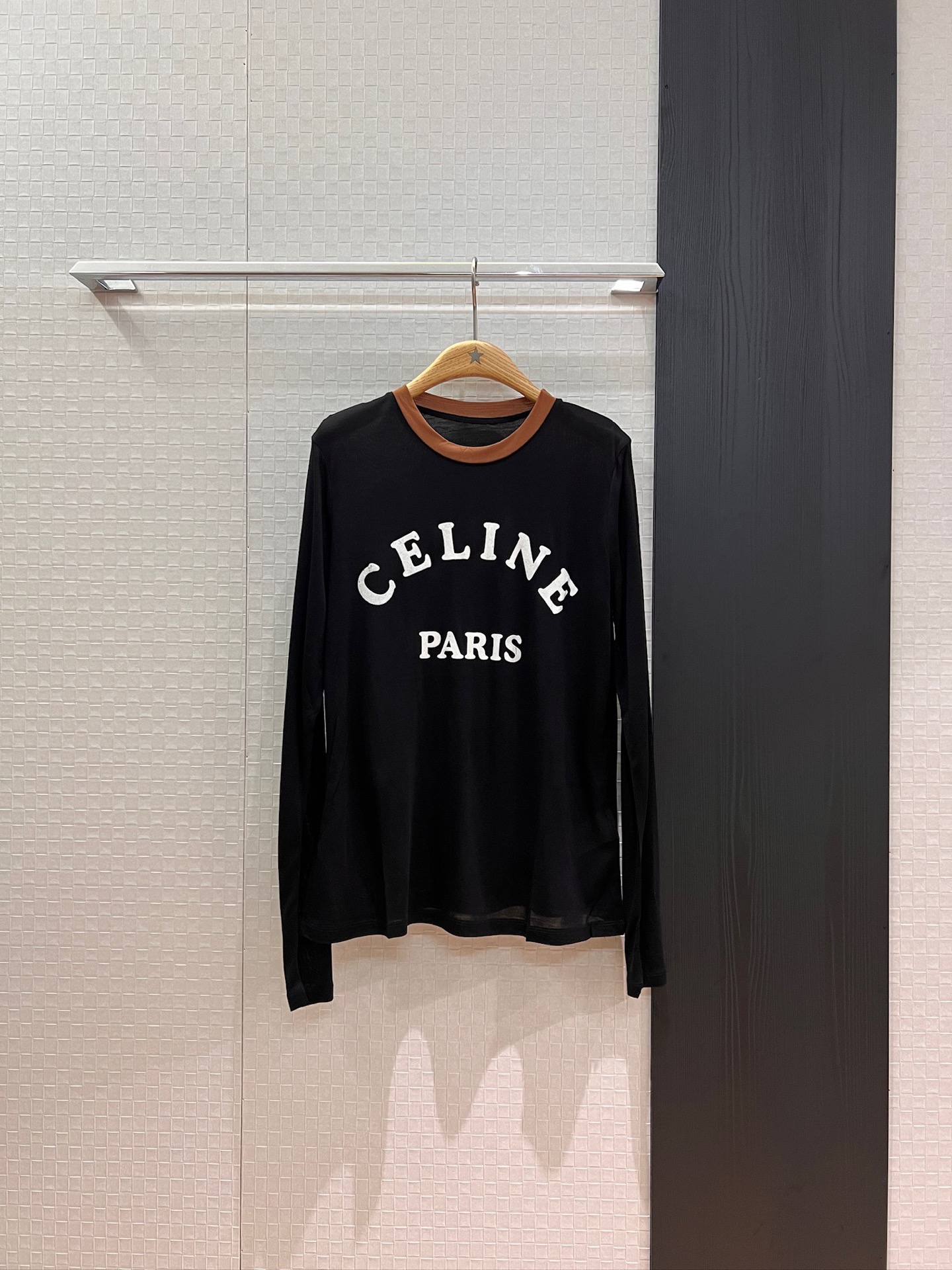 NO:452653,New flocking logo letter contrast collar long-sleeved T-shirt, Tensi wool blended college style, casual and age-reducing, fashionable and versatile, black, pink and white, SML,,tees, t-shirt,alexander wang19860909新款植绒logo字母撞色领长袖T恤 天丝羊毛混纺学院风 休闲减龄 时尚百搭 黑色粉色白色 SML,,tees，t-shirt,alexander wang,Women's clothing