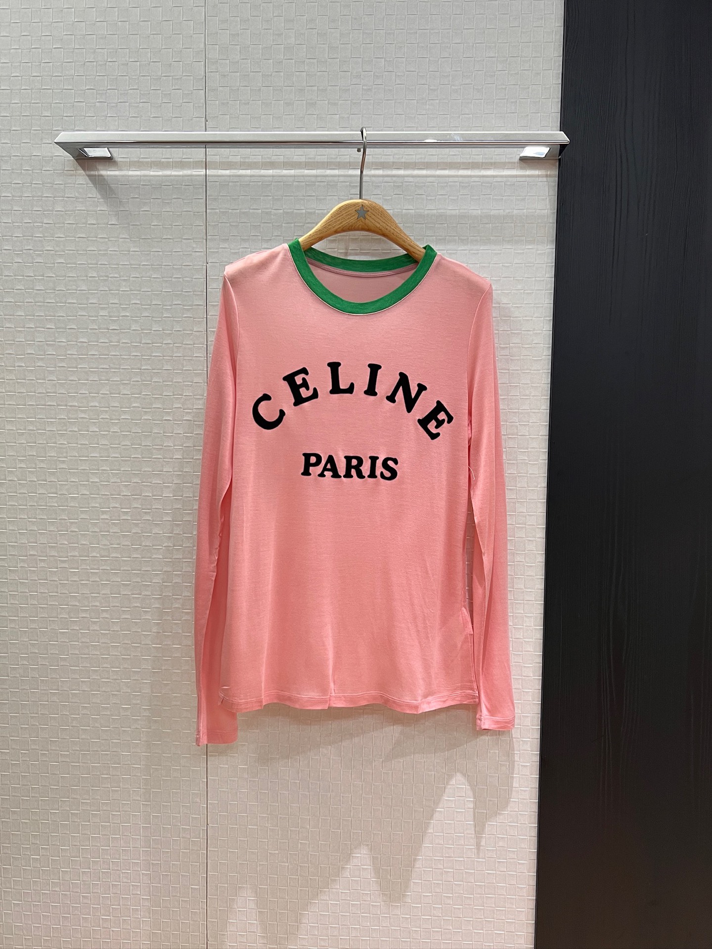 NO:452659,New flocking logo letter contrast collar long-sleeved T-shirt, Tensi wool blended college style, casual and age-reducing, fashionable and versatile, black, pink and white, SML,,tees, t-shirt,alexander wang19860909新款植绒logo字母撞色领长袖T恤 天丝羊毛混纺学院风 休闲减龄 时尚百搭 黑色粉色白色 SML,,tees，t-shirt,alexander wang,Women's clothing