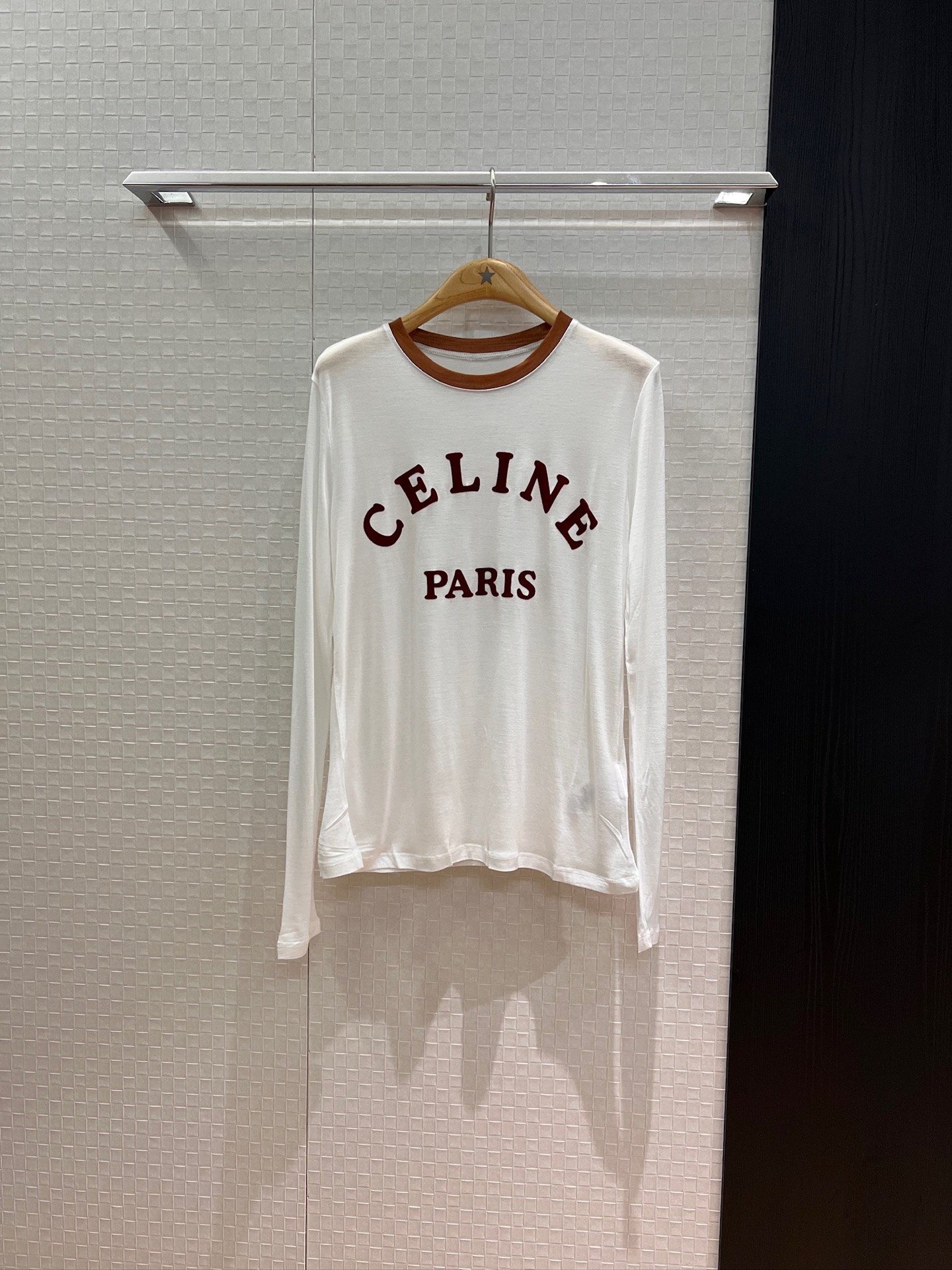 NO:452669,New flocking logo letter contrast collar long-sleeved T-shirt, Tensi wool blended college style, casual and age-reducing, fashionable and versatile, black, pink and white, SML,,tees, t-shirt,alexander wang19860909新款植绒logo字母撞色领长袖T恤 天丝羊毛混纺学院风 休闲减龄 时尚百搭 黑色粉色白色 SML,,tees，t-shirt,alexander wang,Women's clothing