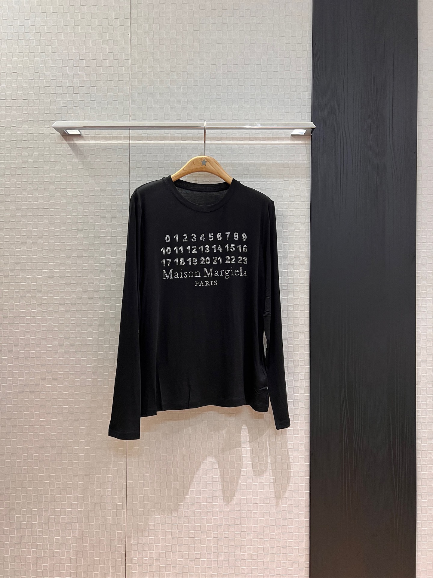 NO:452676,Early autumn new Magila MM6 classic digital logo hot diamond long sleeve T-shirt wool blend simple casual fashionable and versatile black and white powder SML,,masion margiela,masion margiela,tees,t-shirt,alexander wang19860909早秋新款马吉拉MM6经典数字logo烫钻长袖T恤天丝羊毛混纺 简单休闲 时尚百搭黑白粉 SML,,masion margiela,masion margiela,tees，t-shirt,alexander wang,Women's clothing