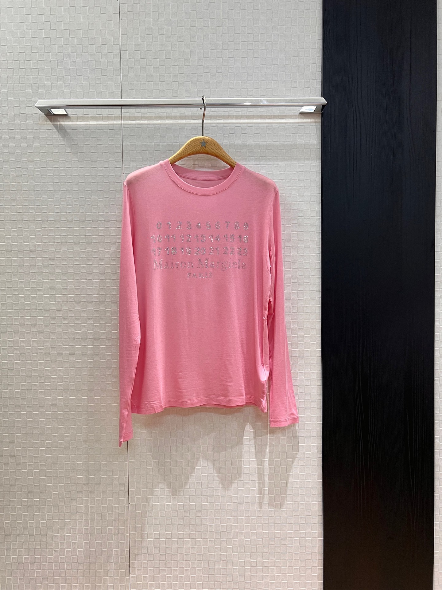 NO:452687,Early autumn new Magila MM6 classic digital logo hot diamond long sleeve T-shirt wool blend simple casual fashionable and versatile black and white powder SML,,masion margiela,masion margiela,tees,t-shirt,alexander wang19860909早秋新款马吉拉MM6经典数字logo烫钻长袖T恤天丝羊毛混纺 简单休闲 时尚百搭黑白粉 SML,,masion margiela,masion margiela,tees，t-shirt,alexander wang,Women's clothing