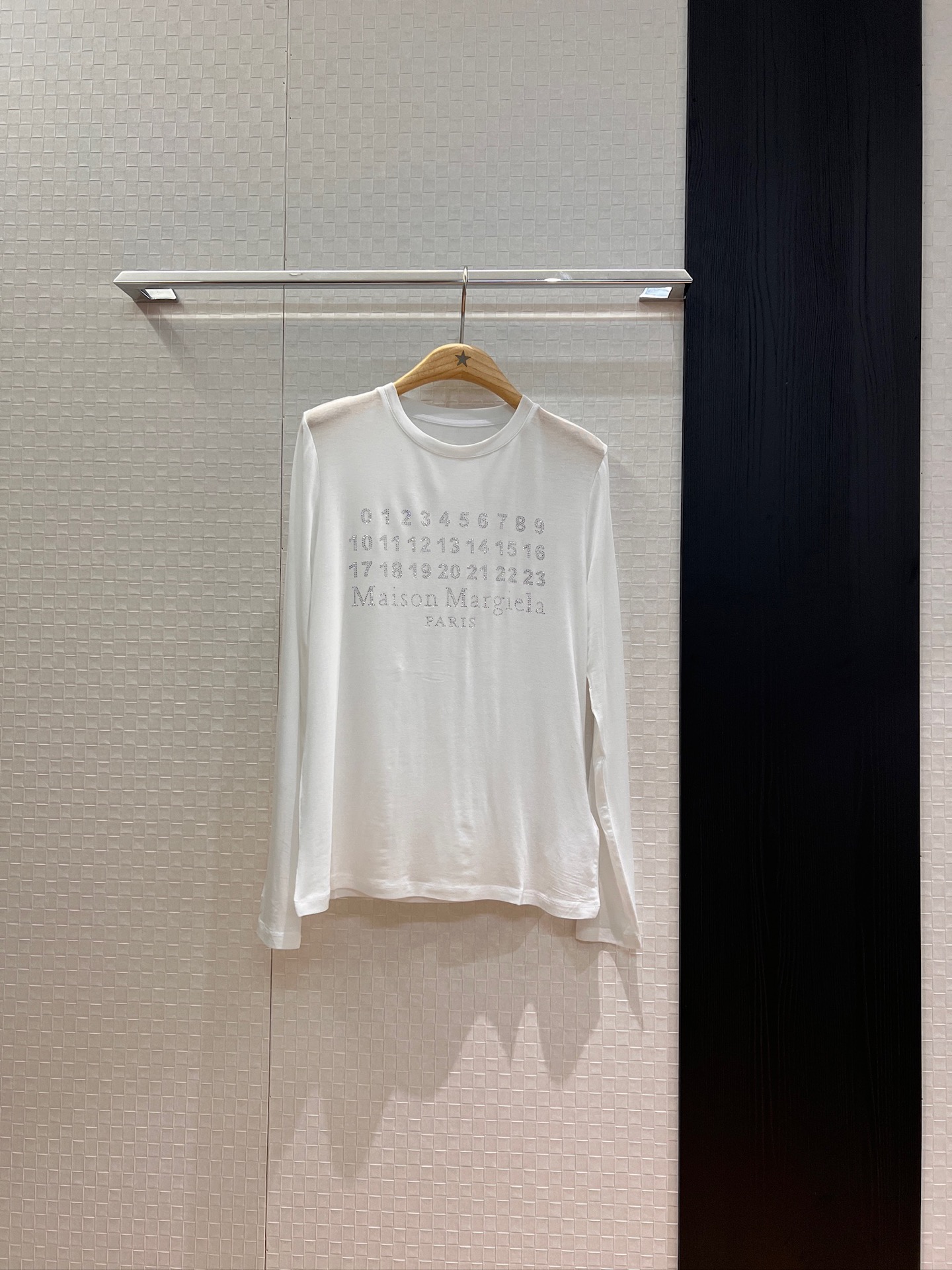 NO:452699,Early autumn new Magila MM6 classic digital logo hot diamond long sleeve T-shirt wool blend simple casual fashionable and versatile black and white powder SML,,masion margiela,masion margiela,tees,t-shirt,alexander wang19860909早秋新款马吉拉MM6经典数字logo烫钻长袖T恤天丝羊毛混纺 简单休闲 时尚百搭黑白粉 SML,,masion margiela,masion margiela,tees，t-shirt,alexander wang,Women's clothing