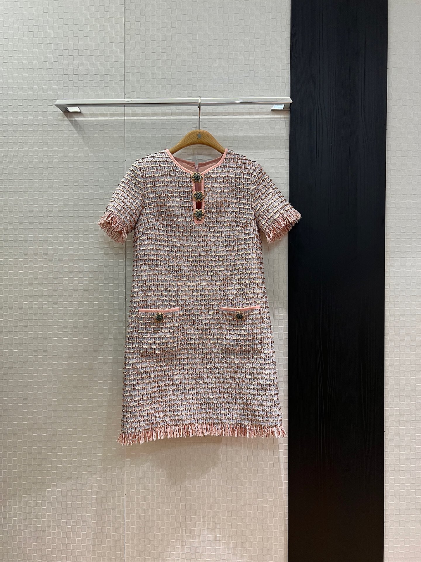NO:452704,New woven tweed tassel dress Custom fabric heavy-duty hand-beaded flower buckle decoration Hollow straight-tube style Temperature and age-reducing S-XL, skirts, alexander wang19860909新款编绳粗花呢流苏连衣裙 定制面料重工手钉珠花朵扣装饰 胸前镂空直筒版型 气质减龄 S-XL,,skirts,alexander wang,Women's clothing