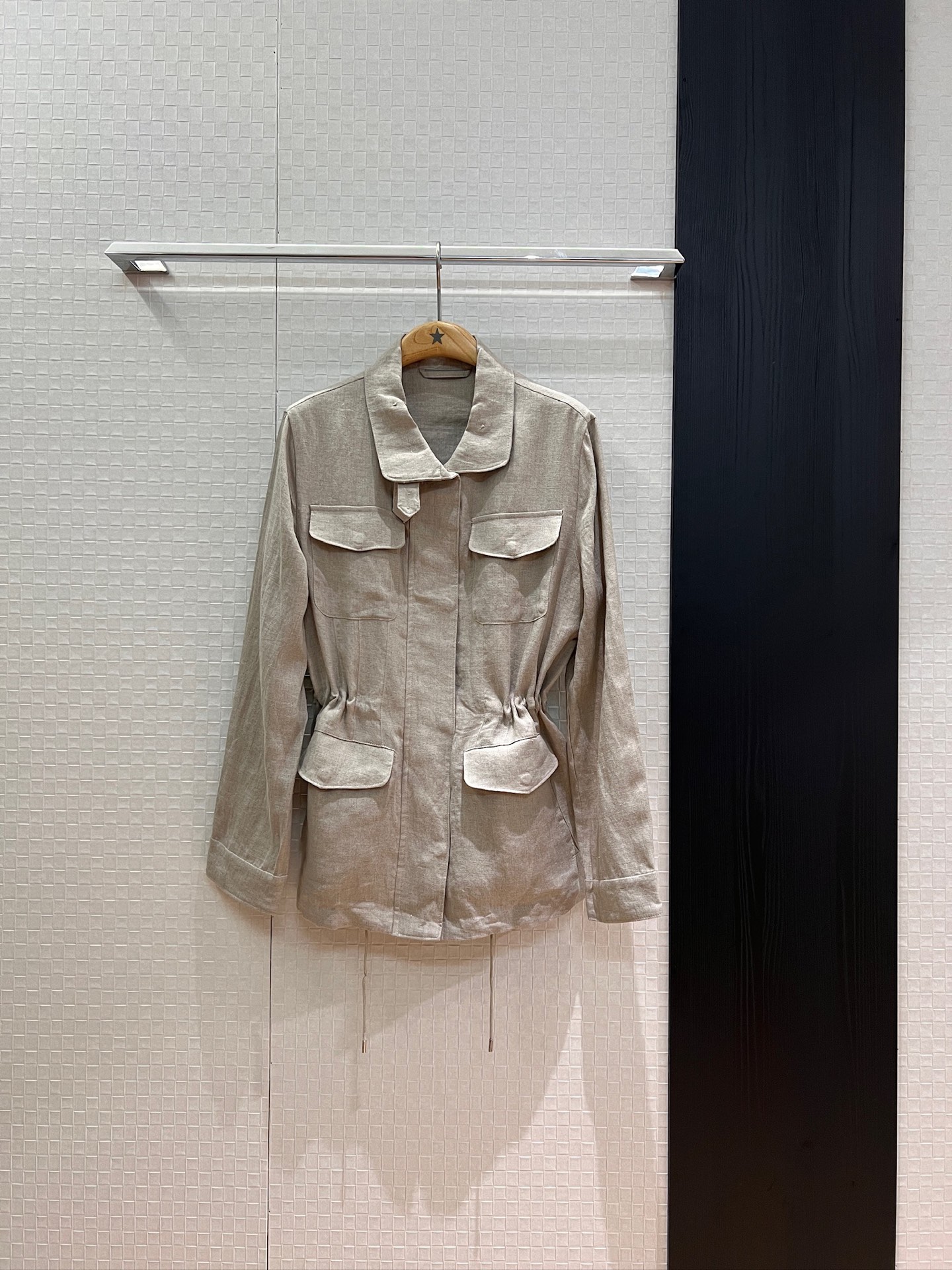 NO:452715,Lp new lapel four-pocket linen jacket for sun protection, breathable and comfortable waist drawstring waist design, leisure and vacation, salty and sweet khaki/white SML,,loro piano,jackets & coats,alexander wang19860909Lp新款翻领四口袋亚麻外套 可作防晒 透气舒适腰部抽绳收腰设计 休闲度假 可盐可甜 卡其/白色 SML,,loro piana,jackets & coats,alexander wang,Women's clothing