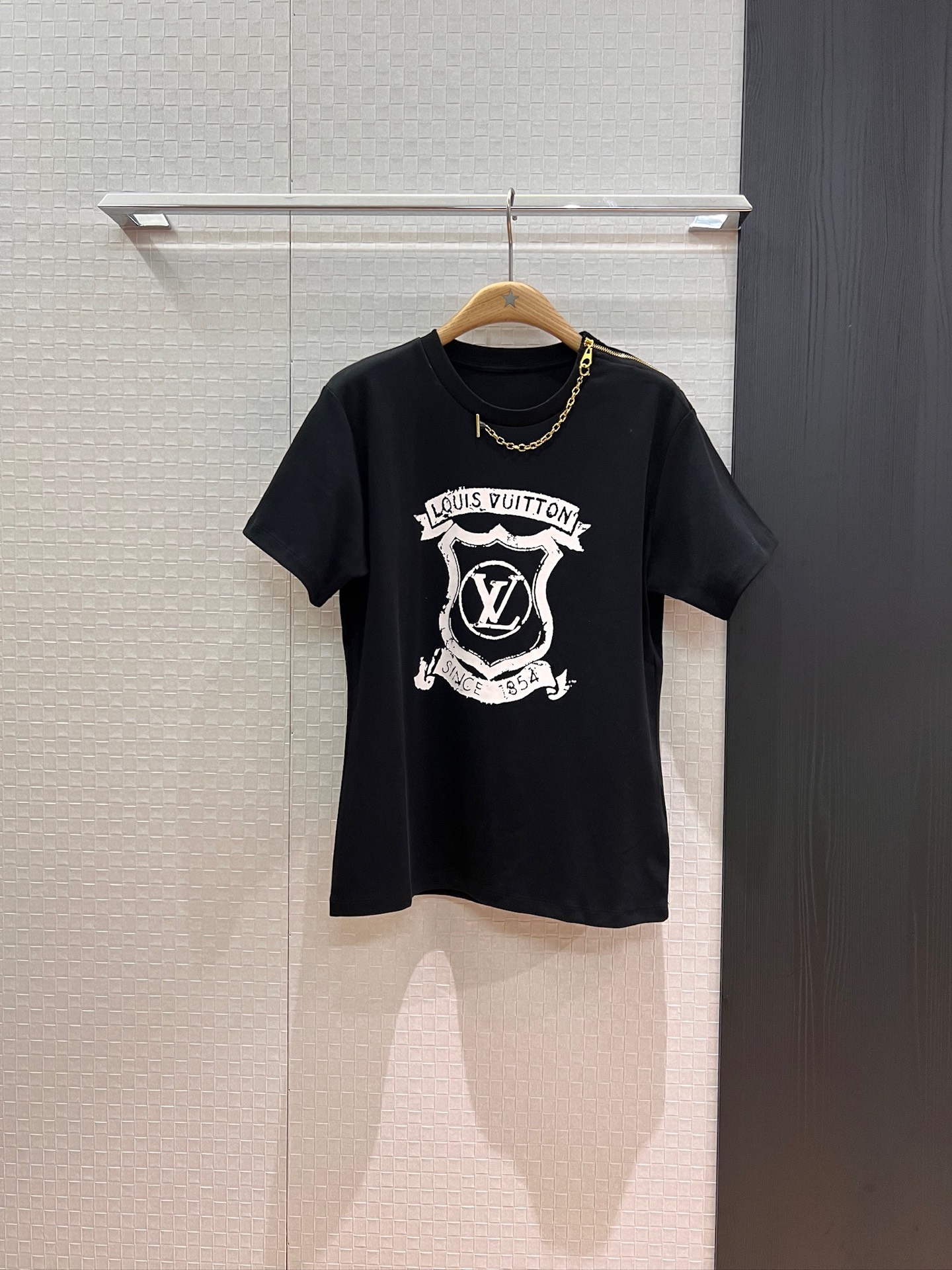 NO:452683,New 1854 old badge prints, shoulder zipper decorative T-shirt mold opening hardware chain casual and versatile, fashionable and age-reducing black and white SML, tees, t-shirt, alexander wang19860909新款1854做旧徽章印花 肩膀拉链装饰T恤开模五金链条休闲百搭 时尚减龄 黑色白色 SML,,tees，t-shirt,alexander wang,Women's clothing