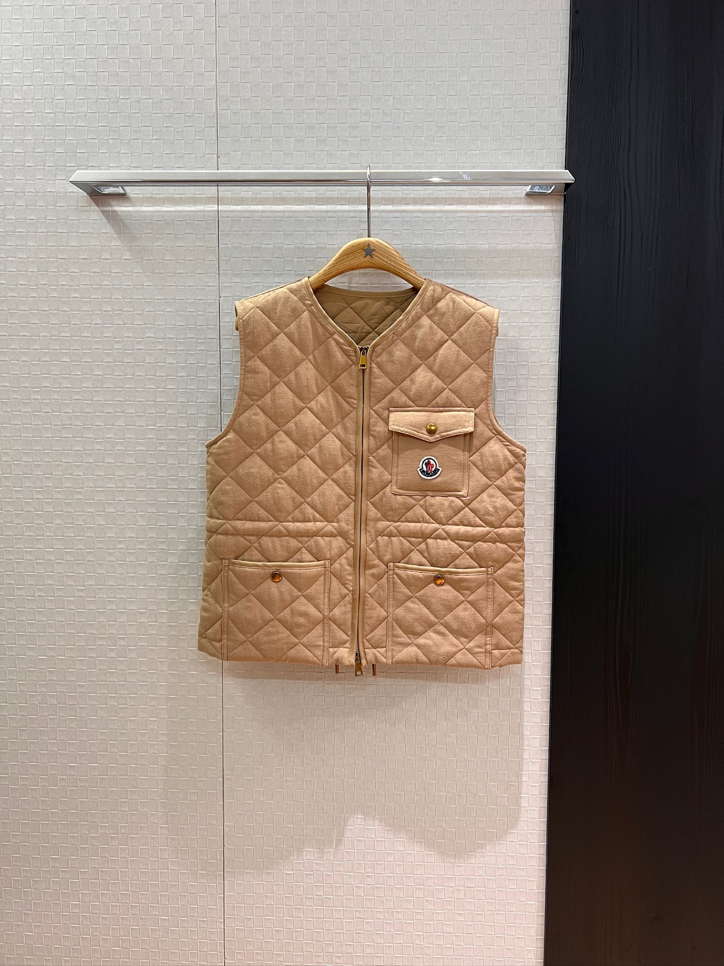 NO:453278,New cover, diamond quilted cotton vest jacket, chest pocket badge logo decorative waist drawstring waist design, loose and casual, handsome and versatile, sweet and cool age-reducing, casual street photography, white apricot, SML, Moncler, jackets & coats, alexander wang19860909新款蒙口 菱格绗缝夹棉马甲背心外套 胸前口袋徽章logo装饰腰部抽绳收腰设计 宽松休闲 帅气百搭 甜酷减龄 休闲街拍 白色杏色 SML,,Moncler,jackets & coats,alexander wang,Women's clothing
