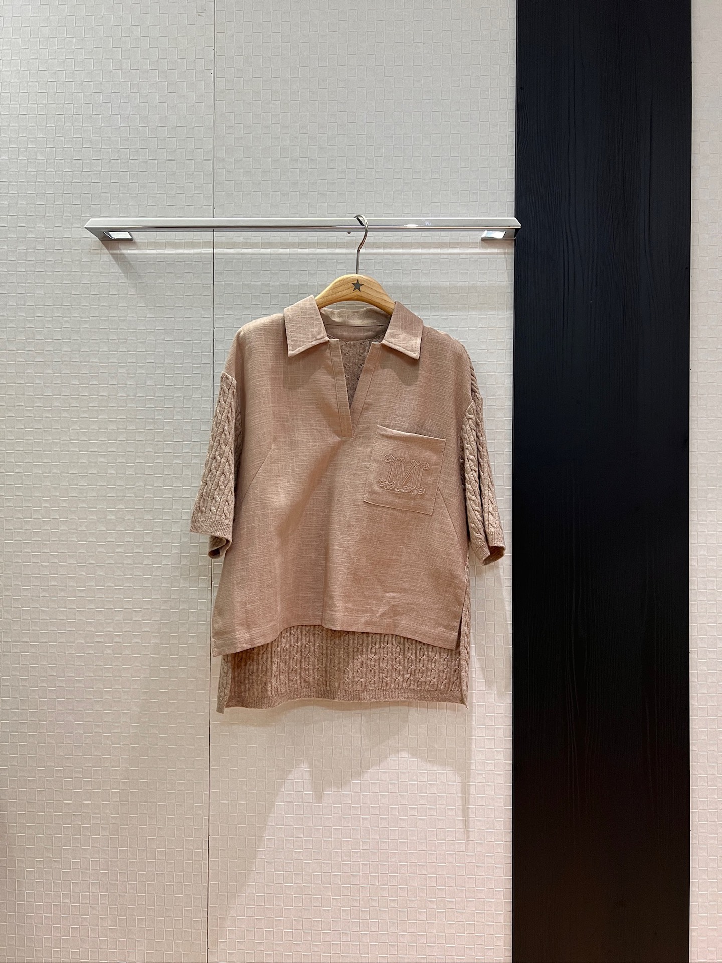 NO:454192,New crimp knitted linen lapel polo top with big M letter badge embroidered on the chest pocket decoration. Hem short front and long back loose and casual. Can be matched with the same style of trousers. Khaki white SML,,alexander wang19860909新款绞花针织拼亚麻翻领polo上衣胸前口袋刺绣大M字母徽章装饰 下摆前短后长宽松休闲 可搭同款西裤 卡其白色 SML,,alexander wang,Women's clothing