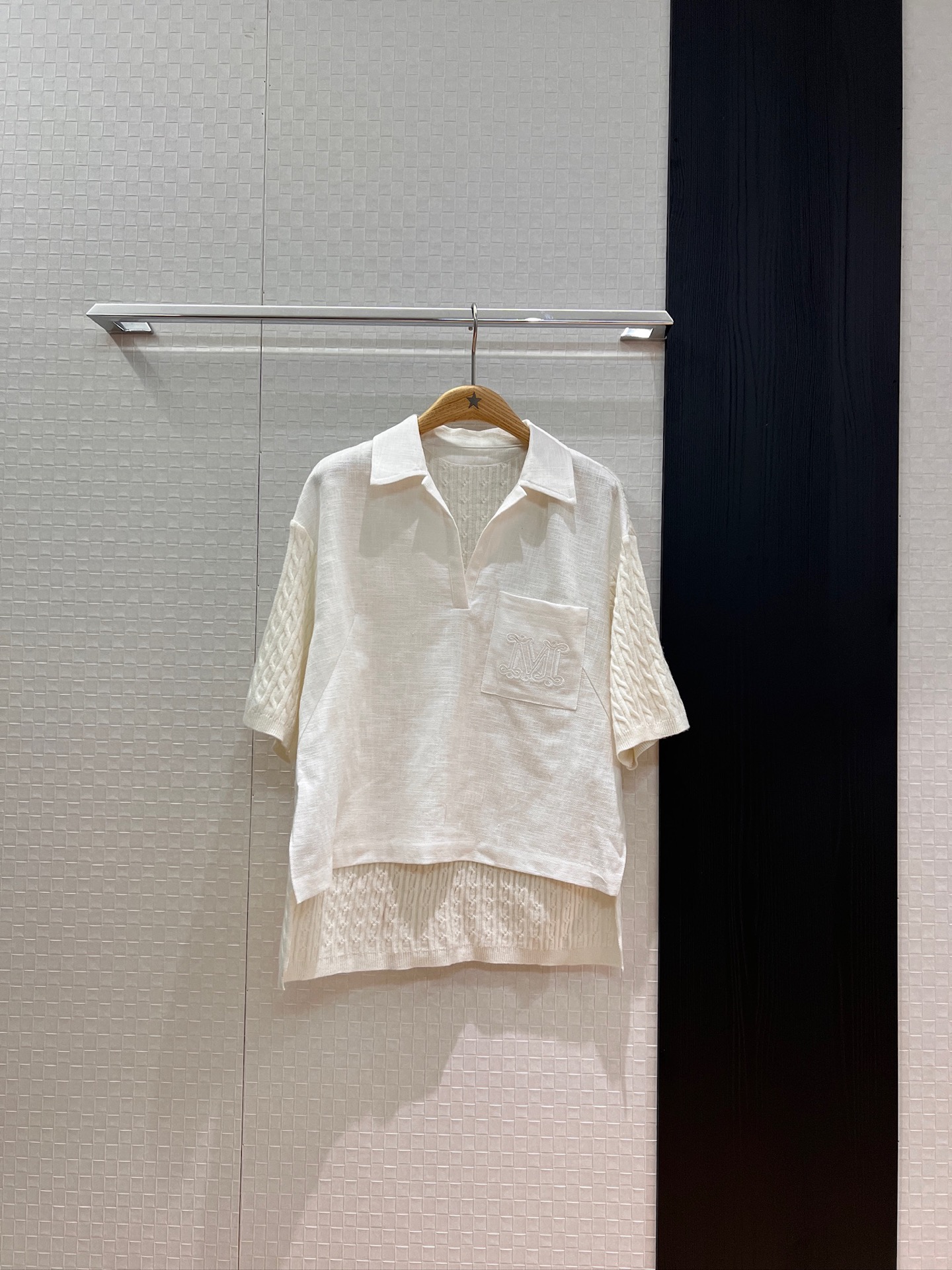NO:454201,New crimp knitted linen lapel polo top with big M letter badge embroidered on the chest pocket decoration. Hem short front and long back loose and casual. Can be matched with the same style of trousers. Khaki white SML,,alexander wang19860909新款绞花针织拼亚麻翻领polo上衣胸前口袋刺绣大M字母徽章装饰 下摆前短后长宽松休闲 可搭同款西裤 卡其白色 SML,,alexander wang,Women's clothing