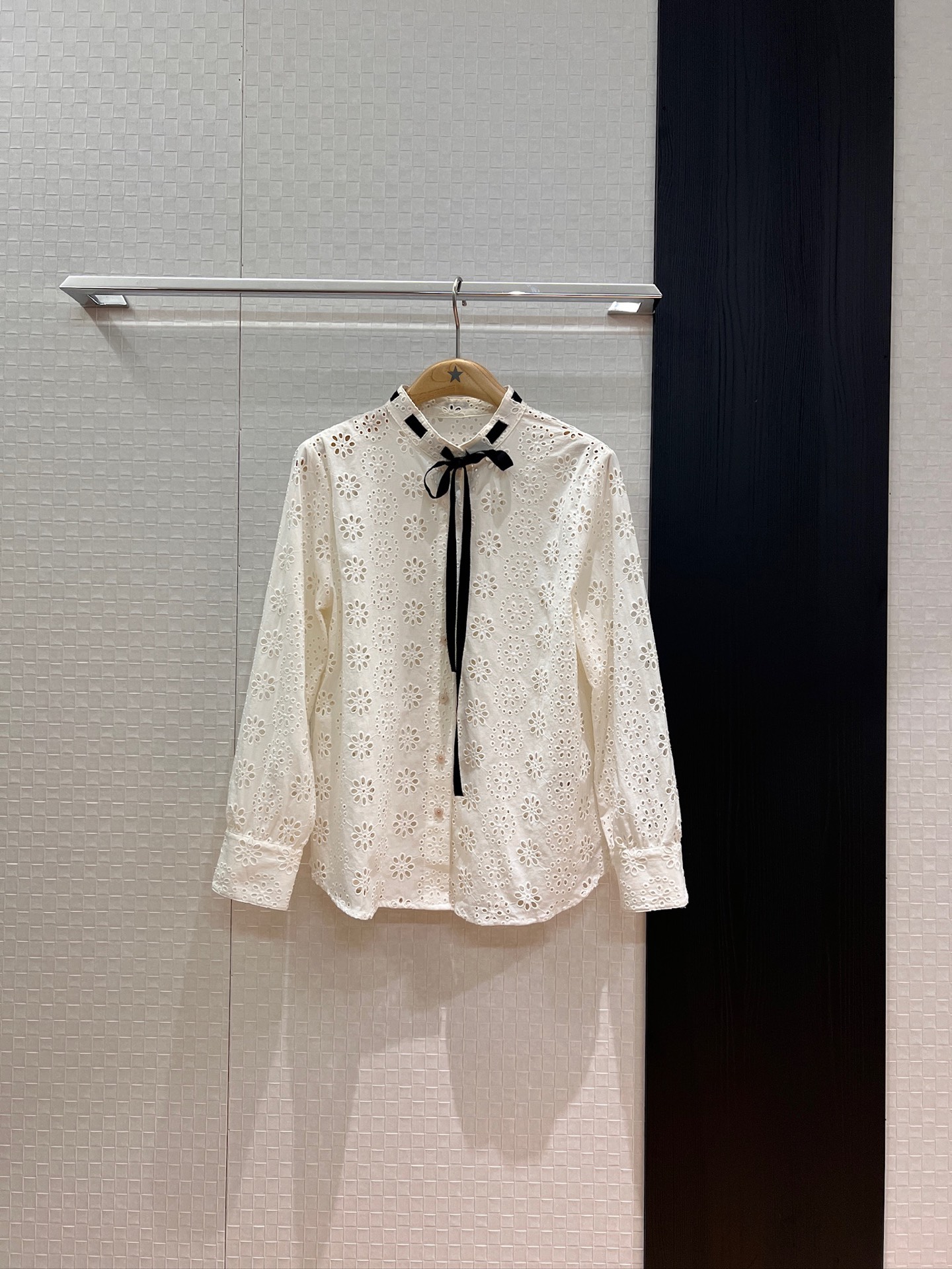 NO:454211,New style Song Zuer, same style as Park Soo-young, stand collar tie with bow decorative heavy industry hollow embroidered shirt delivery suspender lining, can be matched with lotus leaf denim skirt, sweet age-reducing SML, skirts, alexander wang19860909新款宋祖儿 朴秀荣同款 立领系带蝴蝶结装饰重工镂空刺绣衬衣配送吊带内衬 可搭荷叶牛仔半裙 甜美减龄SML,,skirts,alexander wang,Women's clothing
