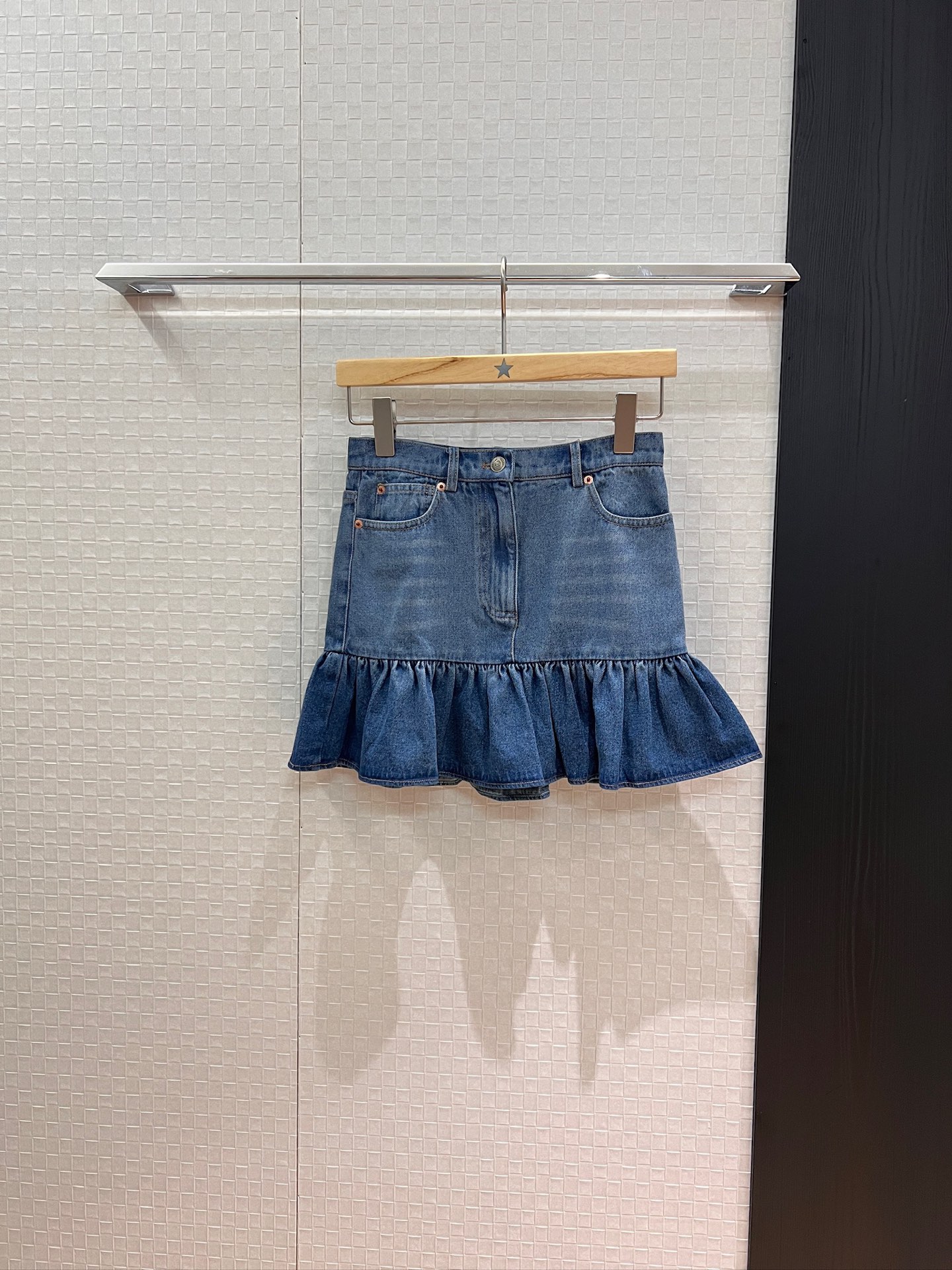 NO:454223,The same style of the new style Park Soo-young, ruffled denim skirt, hip-covered skirt, light blue wash and hollow shirt, must-have for age reduction SML8,, skirts, alexander wang19860909新款朴秀荣同款 荷叶边牛仔半裙 包臀裙迷你短裙 洗水浅蓝搭镂空衬衣 减龄必备 SML8,,skirts,alexander wang,Women's clothing