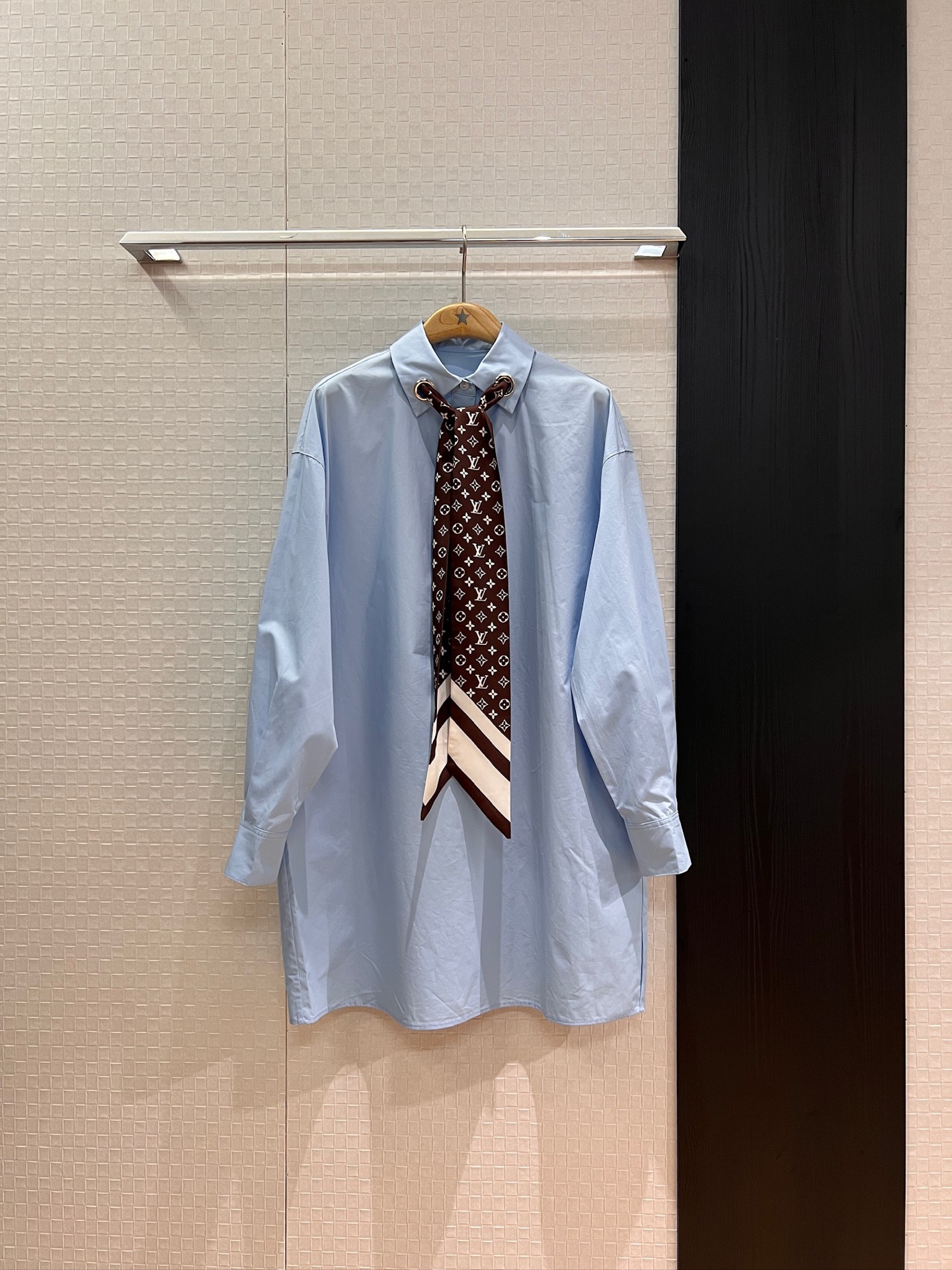 NO:454231,The same style of the new style of Song Qian, positioning old silk scarf decorative shirt dress, loose and casual, lazy holiday, pockets on both sides to reduce age, blue and white SML, skirts, alexander wang19860909新款宋茜同款 定位老花丝巾装饰衬衣裙连衣裙宽松休闲 度假慵懒 两侧口袋减龄百搭 蓝色白色 SML,,skirts,alexander wang,Women's clothing