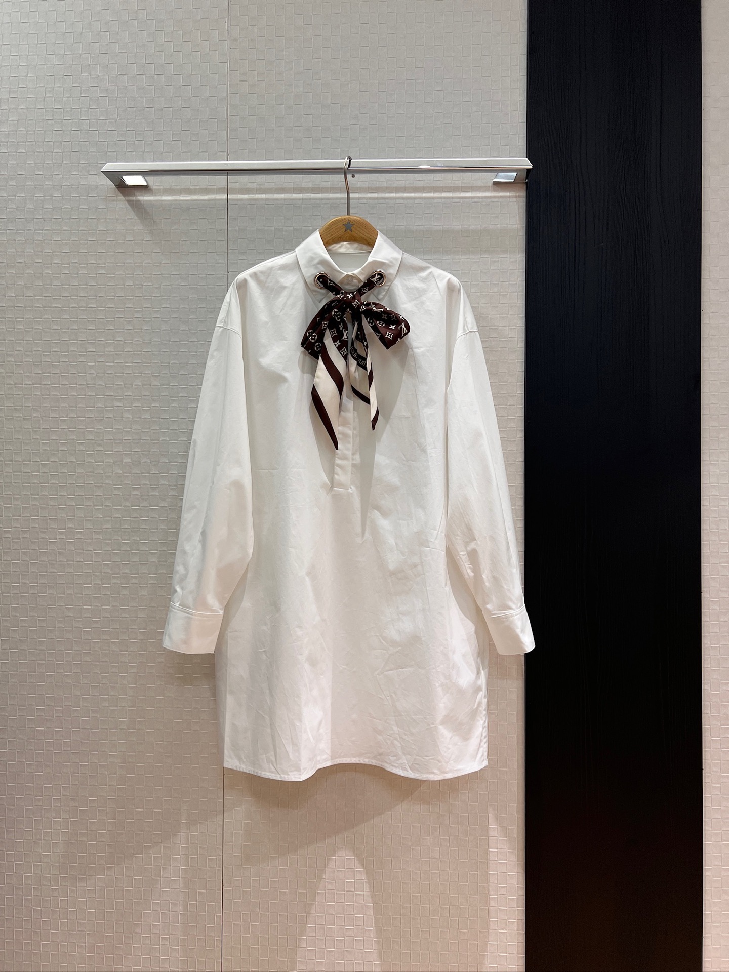 NO:454240,The same style of the new style of Song Qian, positioning old silk scarf decorative shirt dress, loose and casual, lazy holiday, pockets on both sides to reduce age, blue and white SML, skirts, alexander wang19860909新款宋茜同款 定位老花丝巾装饰衬衣裙连衣裙宽松休闲 度假慵懒 两侧口袋减龄百搭 蓝色白色 SML,,skirts,alexander wang,Women's clothing