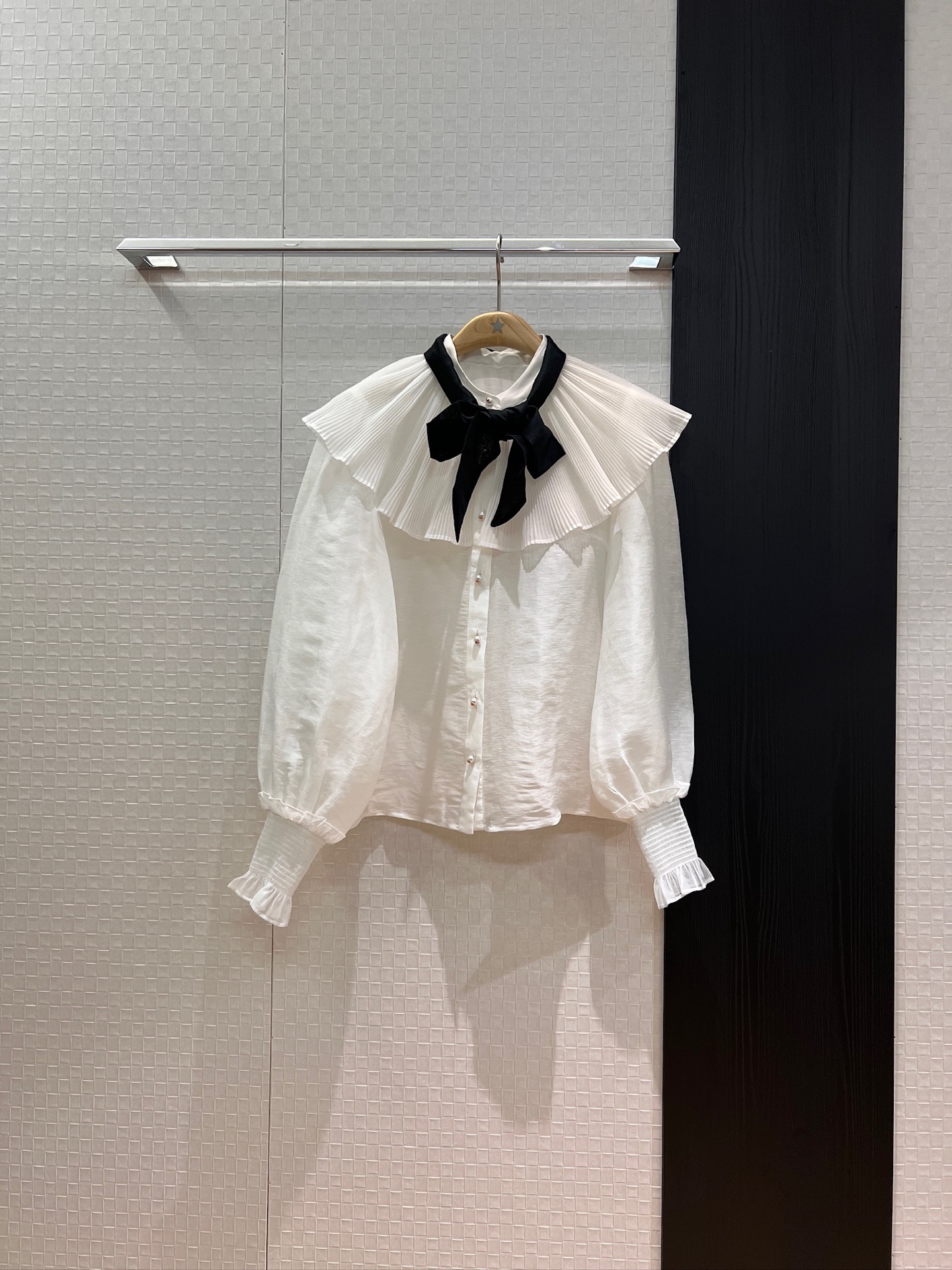 NO:454250,New ZIMMERMANN French retro court style bow decoration pleated ruffled lantern sleeve shirt cuffs embellished elasticity, silk thread slightly transparent, famous temperament, elegant age-reducing SML, alexander wang19860909新款ZIMMERMANN法式复古宫廷风 蝴蝶结装饰 压褶荷叶边灯笼袖衬衣袖口打揽松紧 丝麻微透 名媛气质 优雅减龄 SML,,alexander wang,Women's clothing