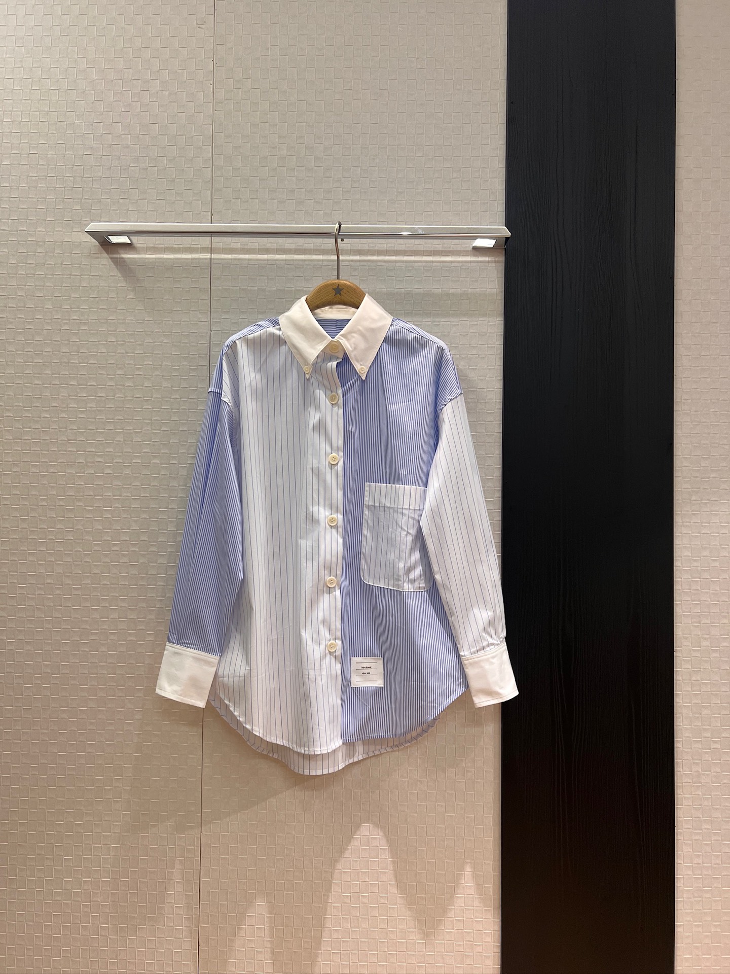 NO:454259,New TB striped color-blocked shirt, wide pinstripe loose casual, short front and long back, classic three-color webbing, fashionable and versatile SML, alexander wang19860909新款来袭TB条纹拼色衬衣 宽细条纹宽松休闲 下摆前短后长 袖口拼接经典三色织带时尚百搭 SML,,alexander wang,Women's clothing