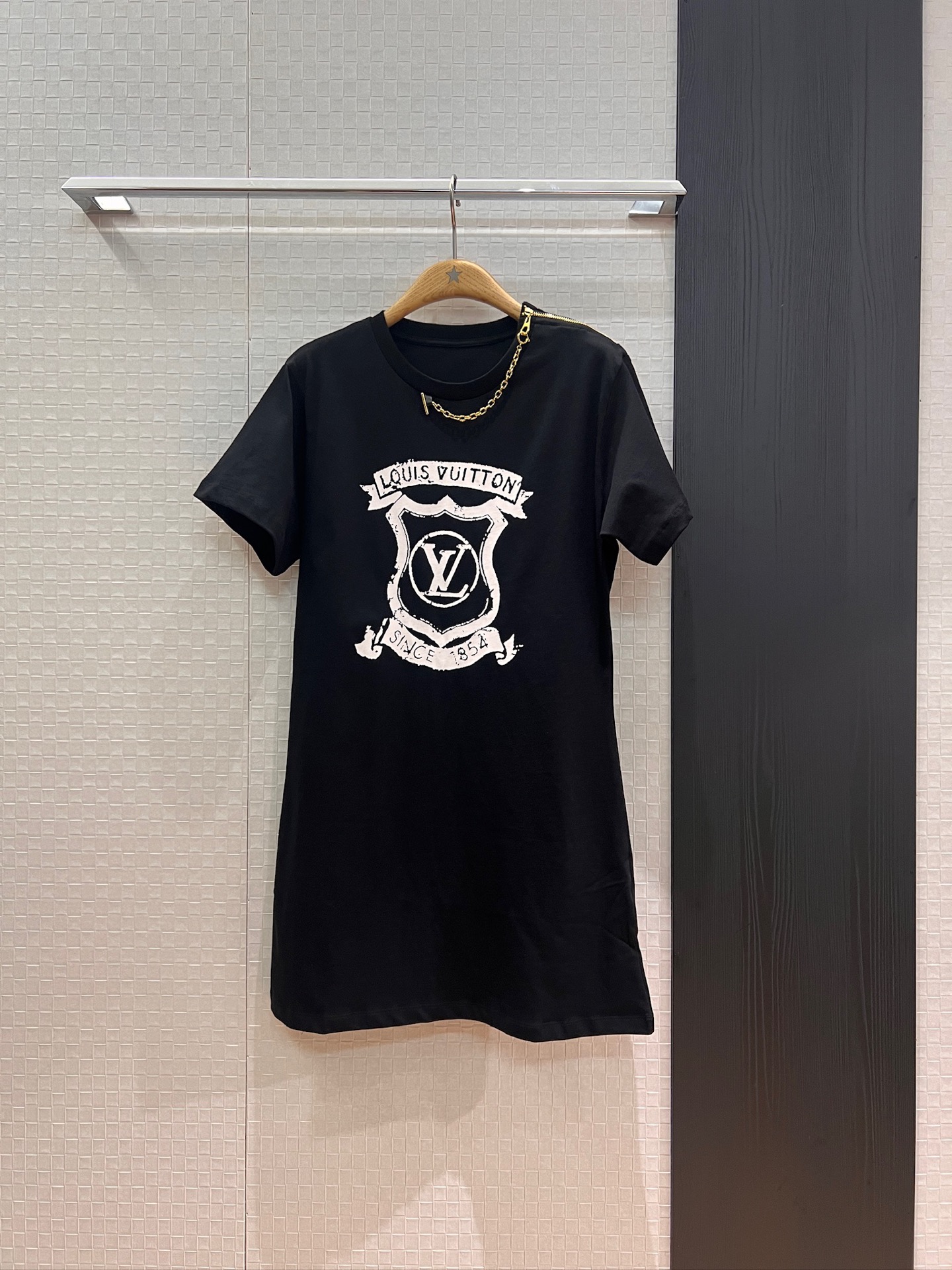 NO:454894,New logo badge made of old prints, shoulder zipper decoration T-skirt classic chain decoration, removable and casual and age-reducing, lazy and versatile black and white SML, skirts, alexander wang19860909新款logo徽章做旧印花 肩膀拉链装饰T裙经典链条装饰 可拆卸休闲减龄 慵懒百搭黑白 SML,,skirts,alexander wang,Women's clothing