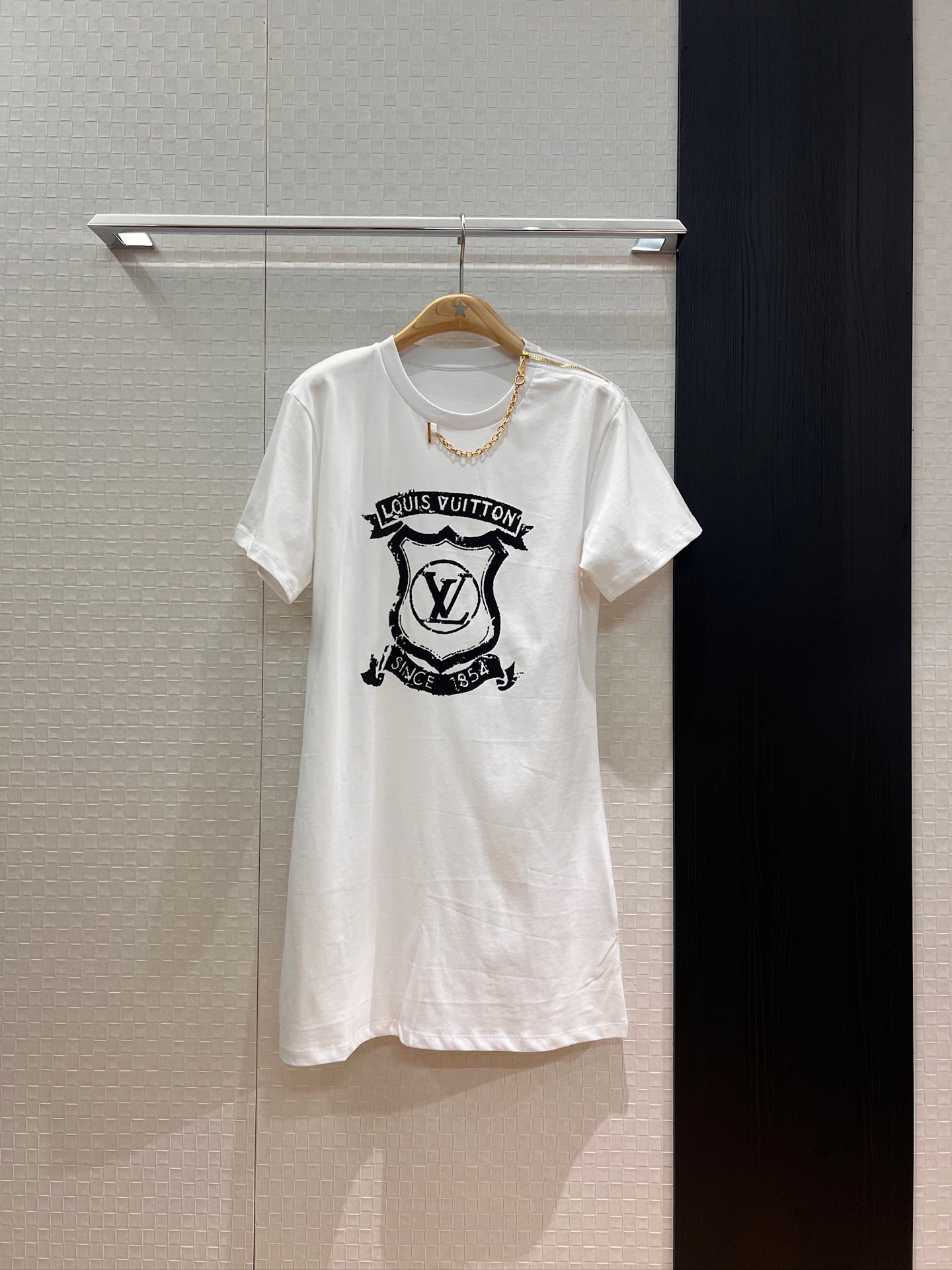 NO:454901,New logo badge made of old prints, shoulder zipper decoration T-skirt classic chain decoration, removable and casual and age-reducing, lazy and versatile black and white SML, skirts, alexander wang19860909新款logo徽章做旧印花 肩膀拉链装饰T裙经典链条装饰 可拆卸休闲减龄 慵懒百搭黑白 SML,,skirts,alexander wang,Women's clothing