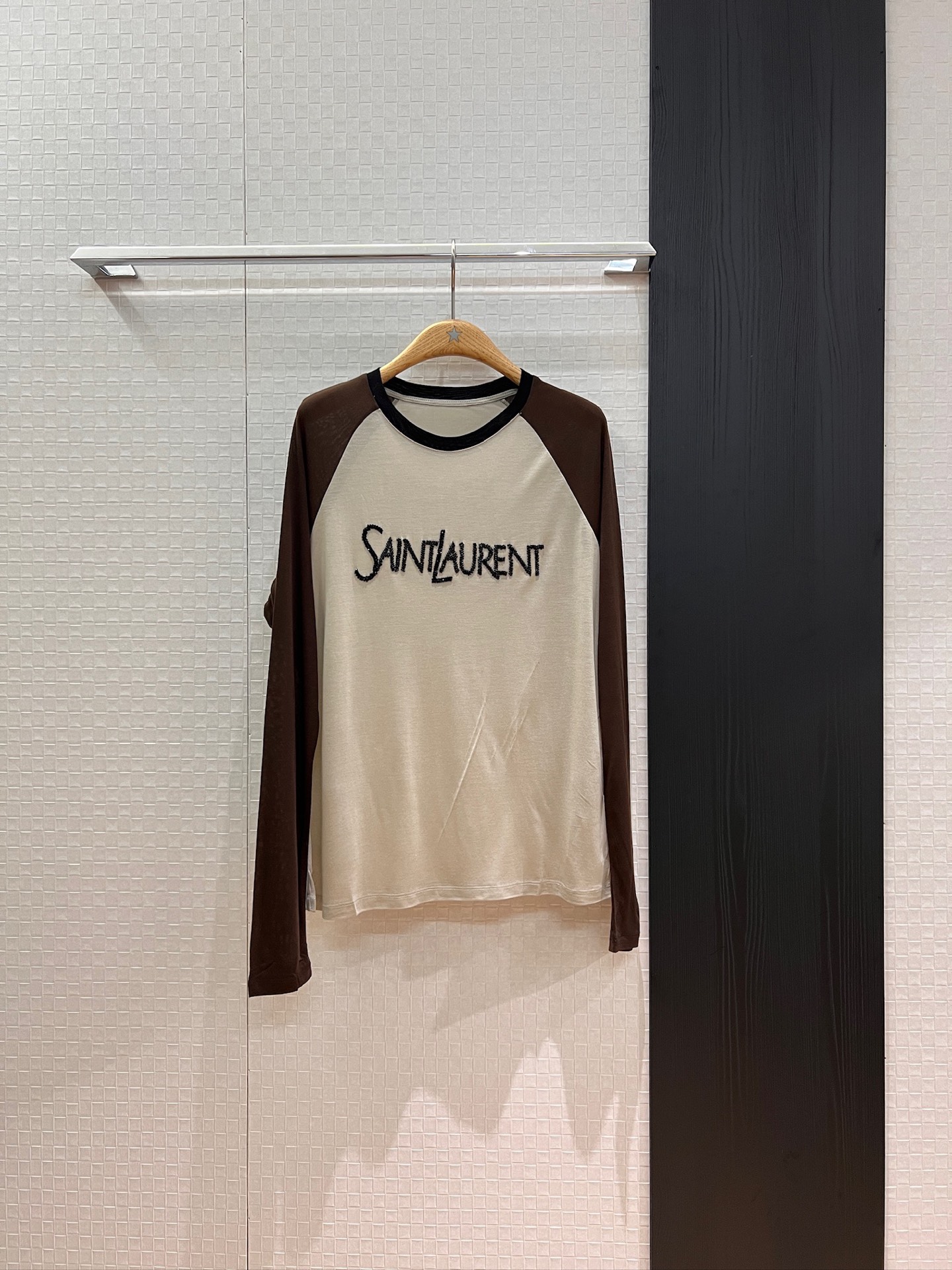 NO:454913,New heavy-duty letter logo hand-sewn staple bead color-blocking long-sleeved T-shirt raglan sleeves Tiansi wool fabric air conditioning sun protection and age-reducing versatile brown pink SML, tees, t-shirt, alexander wang19860909新款重工字母logo手缝钉珠拼色长袖T恤 插肩袖天丝羊毛面料 空调防晒减龄百搭 咖色粉色 SML,,tees，t-shirt,alexander wang,Women's clothing