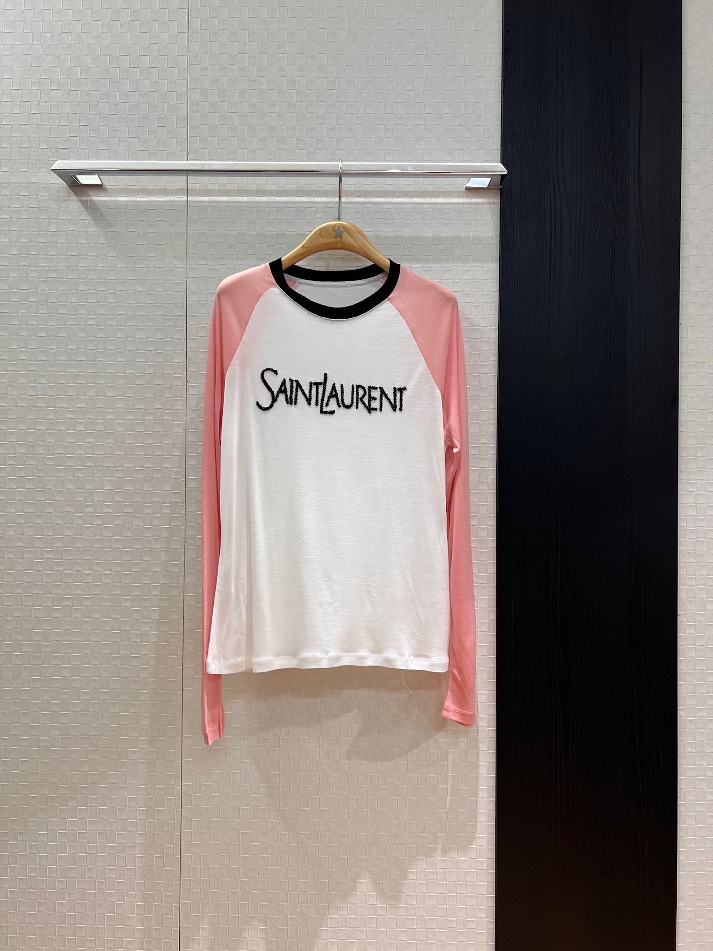 NO:454923,New heavy-duty letter logo hand-sewn staple bead color-blocking long-sleeved T-shirt raglan sleeves Tiansi wool fabric air conditioning sun protection and age-reducing versatile brown pink SML, tees, t-shirt, alexander wang19860909新款重工字母logo手缝钉珠拼色长袖T恤 插肩袖天丝羊毛面料 空调防晒减龄百搭 咖色粉色 SML,,tees，t-shirt,alexander wang,Women's clothing
