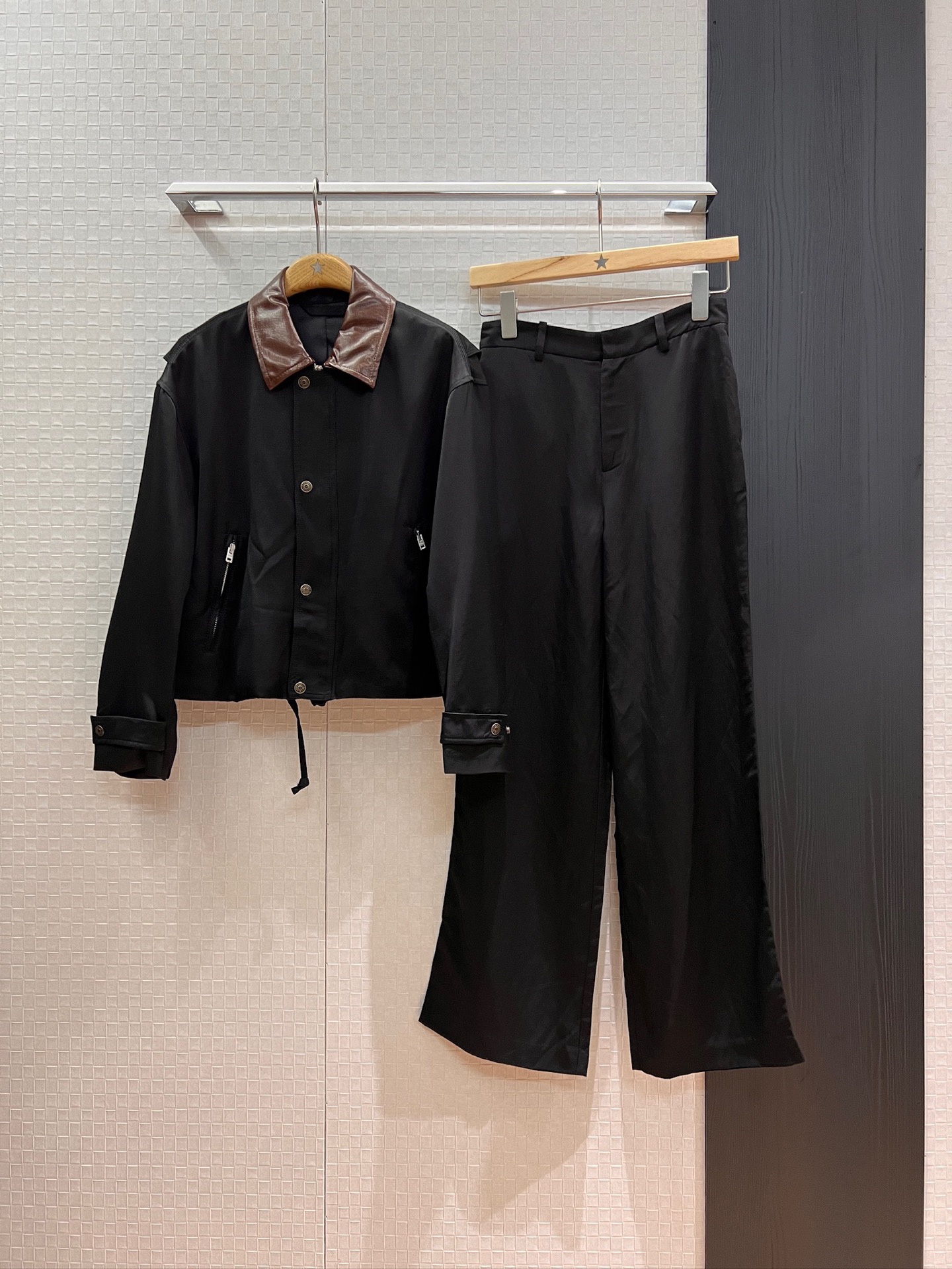 NO:454966,New early autumn style, recommended AC Bane style leather collar spliced ​​loose jacket hem can drawstring waist design, the old logo leather logo decoration behind is handsome, cool, fashionable and versatile, black khaki SML,, jackets & coats, alexander wang19860909早秋新款 推荐AC巴恩风皮革领拼接宽松外套下摆可抽绳收腰设计 背后做旧logo皮标装饰帅气酷飒 时尚百搭 黑色卡其 SML,,jackets & coats,alexander wang,Women's clothing