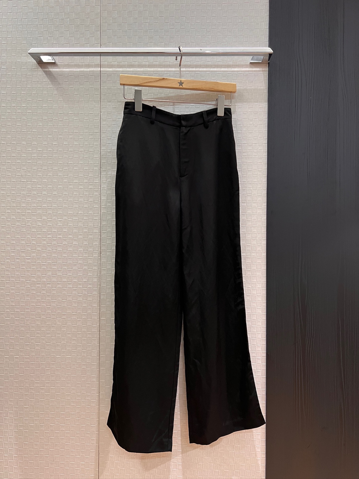 NO:454952,New early autumn style Recommend AC minimalist design Loose wide-leg thread satin trousers casual pants 1996 logo leather logo decoration fabric comfortable cool feeling lazy and versatile black khaki SML, alexander wang19860909早秋新款 推荐AC极简设计 宽松阔腿麻料缎面西裤 休闲裤1996logo皮标装饰 面料舒适凉感慵懒百搭 黑色卡其 SML,,alexander wang,Women's clothing