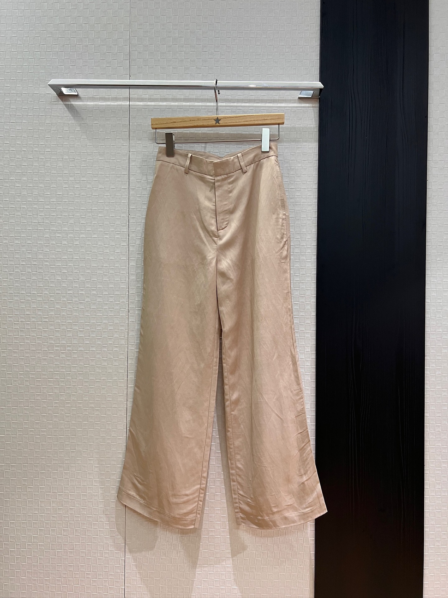 NO:454958,New early autumn style Recommend AC minimalist design Loose wide-leg thread satin trousers casual pants 1996 logo leather logo decoration fabric comfortable cool feeling lazy and versatile black khaki SML, alexander wang19860909早秋新款 推荐AC极简设计 宽松阔腿麻料缎面西裤 休闲裤1996logo皮标装饰 面料舒适凉感慵懒百搭 黑色卡其 SML,,alexander wang,Women's clothing