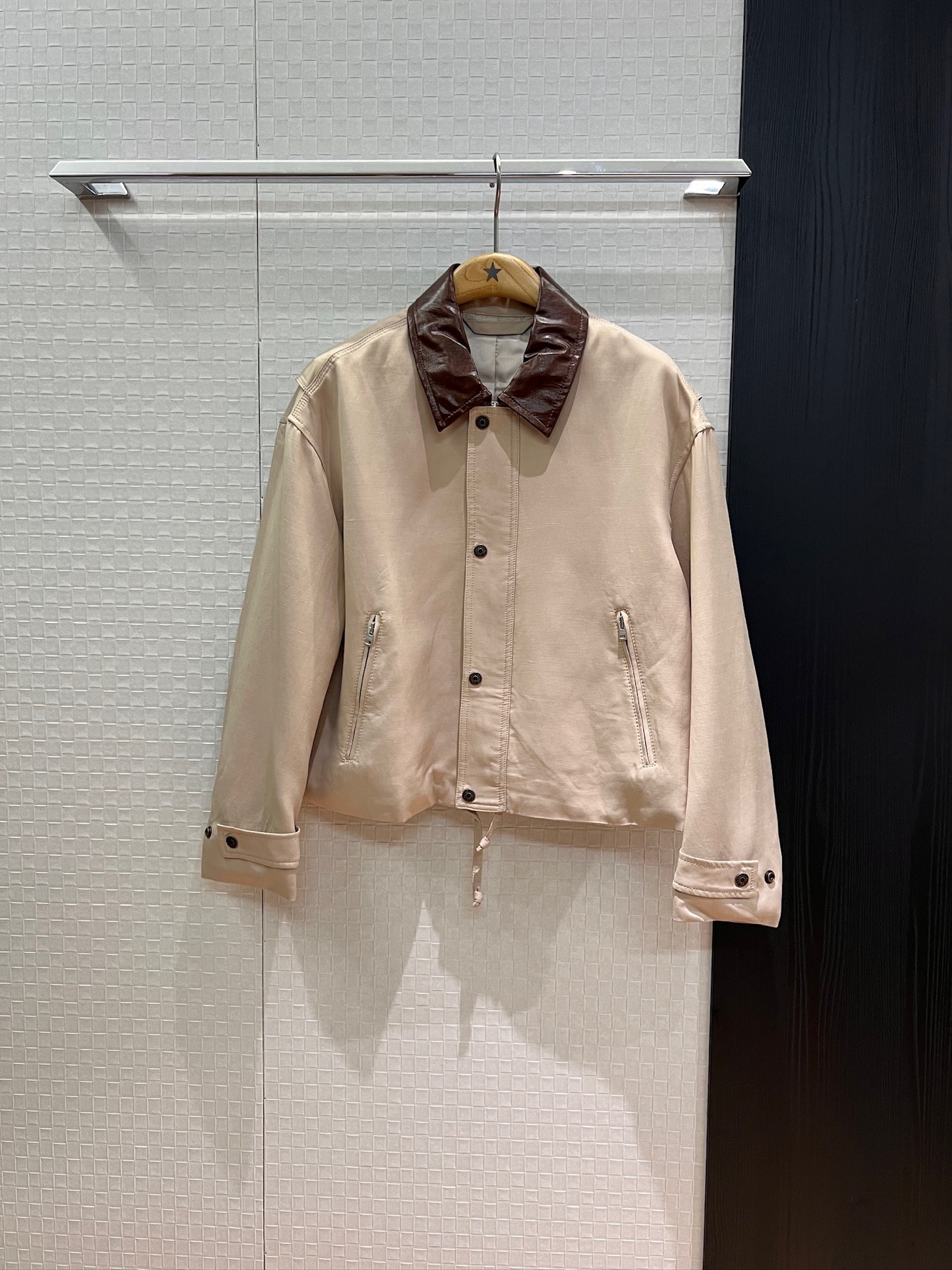 NO:454933,New early autumn style, recommended AC Bane style leather collar spliced ​​loose jacket hem can drawstring waist design, the old logo leather logo decoration behind is handsome, cool, fashionable and versatile, black khaki SML,, jackets & coats, alexander wang19860909早秋新款 推荐AC巴恩风皮革领拼接宽松外套下摆可抽绳收腰设计 背后做旧logo皮标装饰帅气酷飒 时尚百搭 黑色卡其 SML,,jackets & coats,alexander wang,Women's clothing