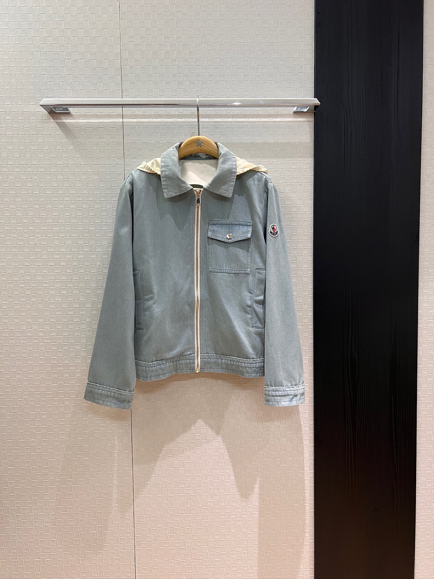 NO:455693,New style is coming early autumn, removable contrasting hooded, lapel zipper denim jacket, classic logo armband, decorative washing water light blue, mold opening hardware buttons, casual and loose, versatile age-reducing SML,, Moncler, jackets & coats,hats,alexander wang19860909新款来袭早秋 蒙口可拆卸撞色连帽 翻领拉链牛仔外套 经典logo袖标装饰洗水浅蓝 开模五金扣子 休闲宽松 百搭减龄SML,,Moncler,jackets & coats,hats,alexander wang,Women's clothing
