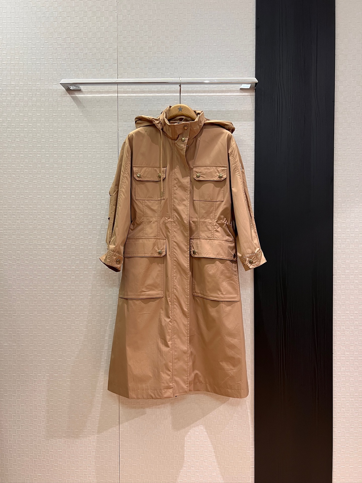 NO:455663,New style is coming with a covert hooded waist design, long windbreaker jacket, hat, collar, four-pocket decoration, loose and casual waist circumference can be adjusted, slim waist-hugging classic logo armband decoration, hardware accessories mold opening, fashionable and versatile, loose and age-reducing SML,, Moncler, jackets & coats,hats,alexander wang19860909新款来袭蒙口连帽收腰设计长款风衣外套帽子可收纳衣领 四口袋装饰 宽松休闲 腰围可抽绳调节 收腰修身经典logo袖标装饰 五金配件开模 时尚百搭 宽松减龄 SML,,Moncler,jackets & coats,hats,alexander wang,Women's clothing