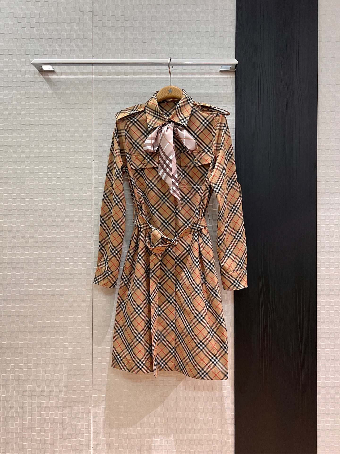 NO:455667,New pink scarf decoration, eavesprint design, classic checkered shirt dress, belt, waist slim, fashionable slim fit with pockets on both sides Commuting temperament SML, skirts, alexander wang19860909新款粉色丝巾装饰 肩章设计 经典格纹衬衣裙连衣裙系腰带收腰显瘦 时尚修身两侧有口袋 通勤气质 SML,,skirts,alexander wang,Women's clothing