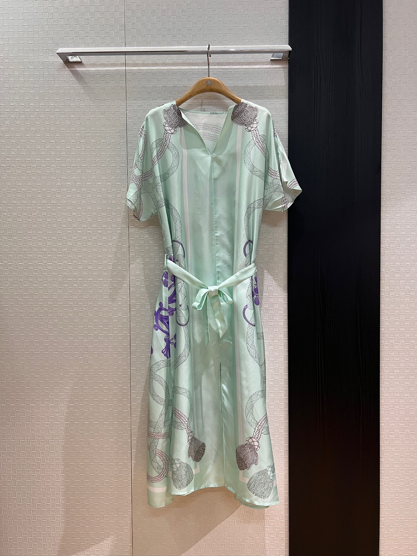 NO:456303,New positioning printed heavy silk twill dress V-neck drop shoulder long skirt tie waist belt to make it look slim, hem slit, loose casual and lazy vacation, temperament and age-reducing black and white green S-XL, skirts, real silk, alexander wang19860909新款定位印花重磅真丝斜纹连衣裙 V领落肩长裙系腰带收腰显瘦 下摆开叉 宽松休闲慵懒度假 气质减龄 黑色白色绿色 S-XL,,skirts,real silk,alexander wang,Women's clothing