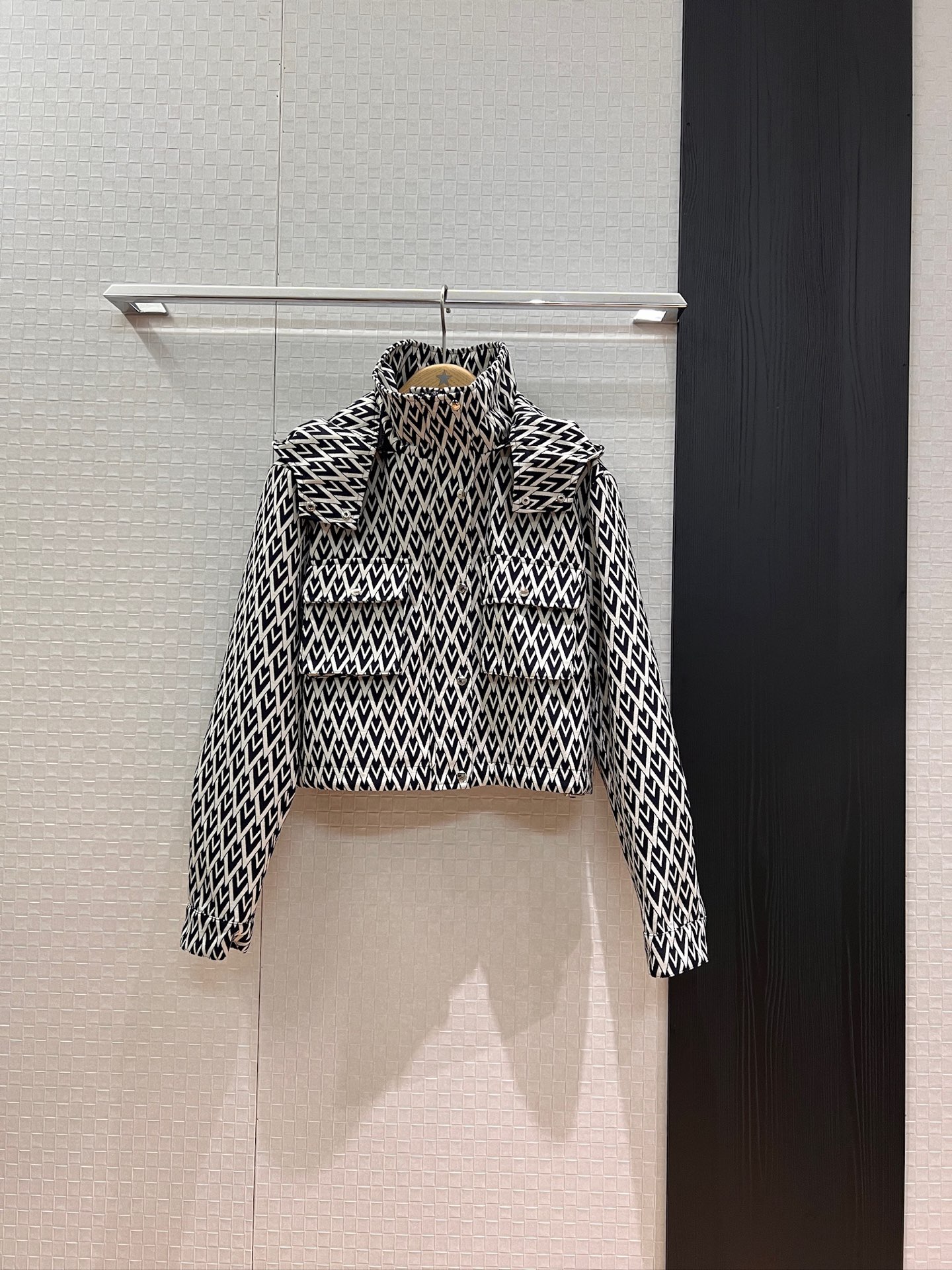 NO:456323,New early autumn V letter logo jacquard short hooded jacket jacket, hat can be detached and decorated with two pockets on the chest, sweet and cool casual, must-have for age reduction, SML, jackets & coats, jackets & coats,hats,alexander wang19860909新款早秋V字母logo提花短款连帽夹克外套 帽子可拆卸胸前两个口袋装饰挺括质感 甜酷休闲 减龄必备 SML,,jackets & coats,jackets & coats,hats,alexander wang,Women's clothing