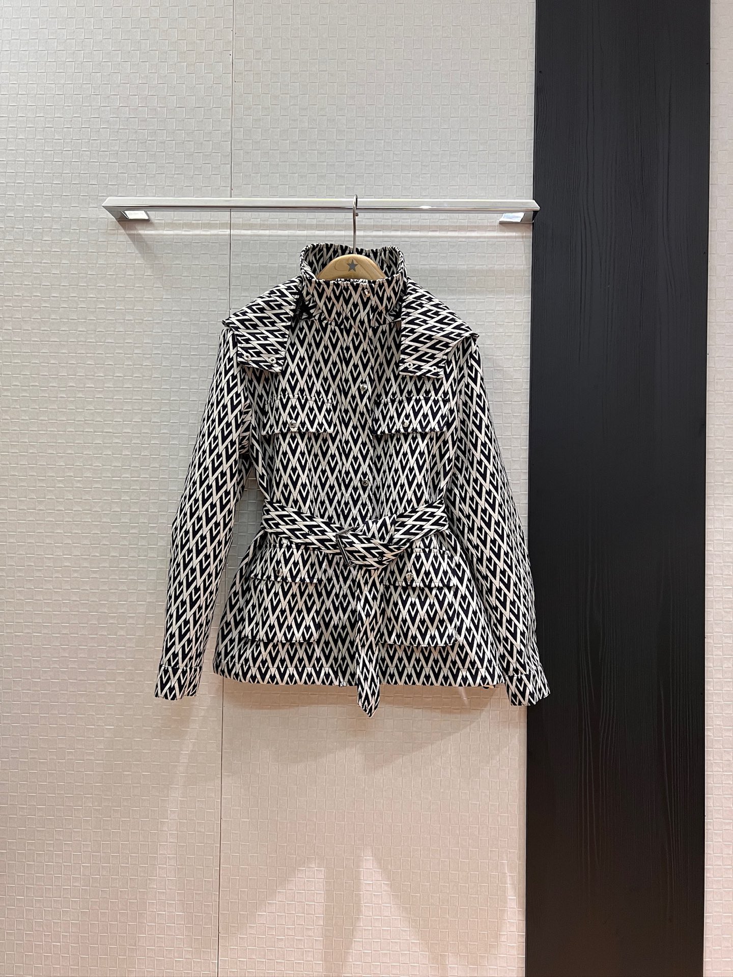 NO:456312,New early autumn V letter logo jacquard stand collar hooded jacket jacket, hat can be taken off workwear, four-pocket decoration, delivery belt, loose and casual, casual, casual, handsome, SML,, jackets & coats, jackets & coats,hats,alexander wang19860909新款早秋V字母logo提花立领连帽夹克外套 帽子可脱卸工装四口袋装饰 配送腰带 宽松随意 休闲百搭 帅气十足 SML,,jackets & coats,jackets & coats,hats,alexander wang,Women's clothing