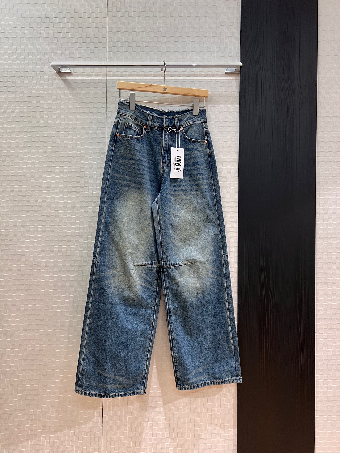 NO:456286,New style Chongchong early autumn MM6 Magila waist bristle design spliced ​​straight jeans positioning washing water wide-leg pants cool 26-29,,masion margiela,masion margiela,jeans,alexander wang19860909新款冲冲早秋 MM6马吉拉 腰头毛边设计拼接直筒牛仔裤定位洗水 阔腿裤酷酷哒 26-29,,masion margiela,masion margiela,jeans,alexander wang,Women's clothing