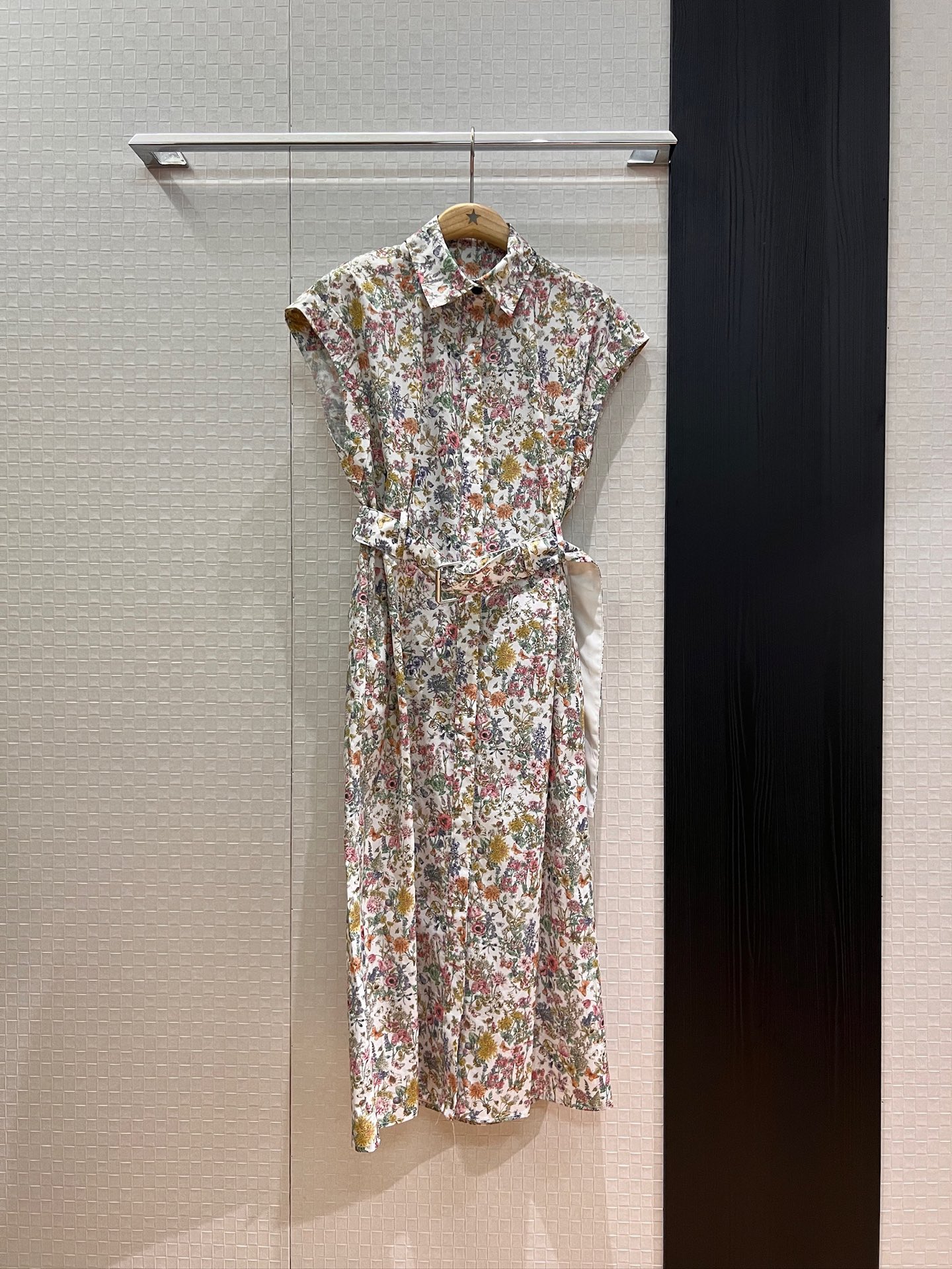 NO:456314,The new style is the same as the week. Early autumn small floral lapel and rotator sleeve dress. Long skirt and cotton print. Belt and waist decoration. Pockets on both sides. Fashion and casual S-XL, skirts, alexander wang.19860909新款周也同款 早秋小碎花翻领落肩袖连衣裙 长裙棉布印花 系腰带收腰装饰 两侧有口袋 时尚休闲S-XL,,skirts,alexander wang,Women's clothing