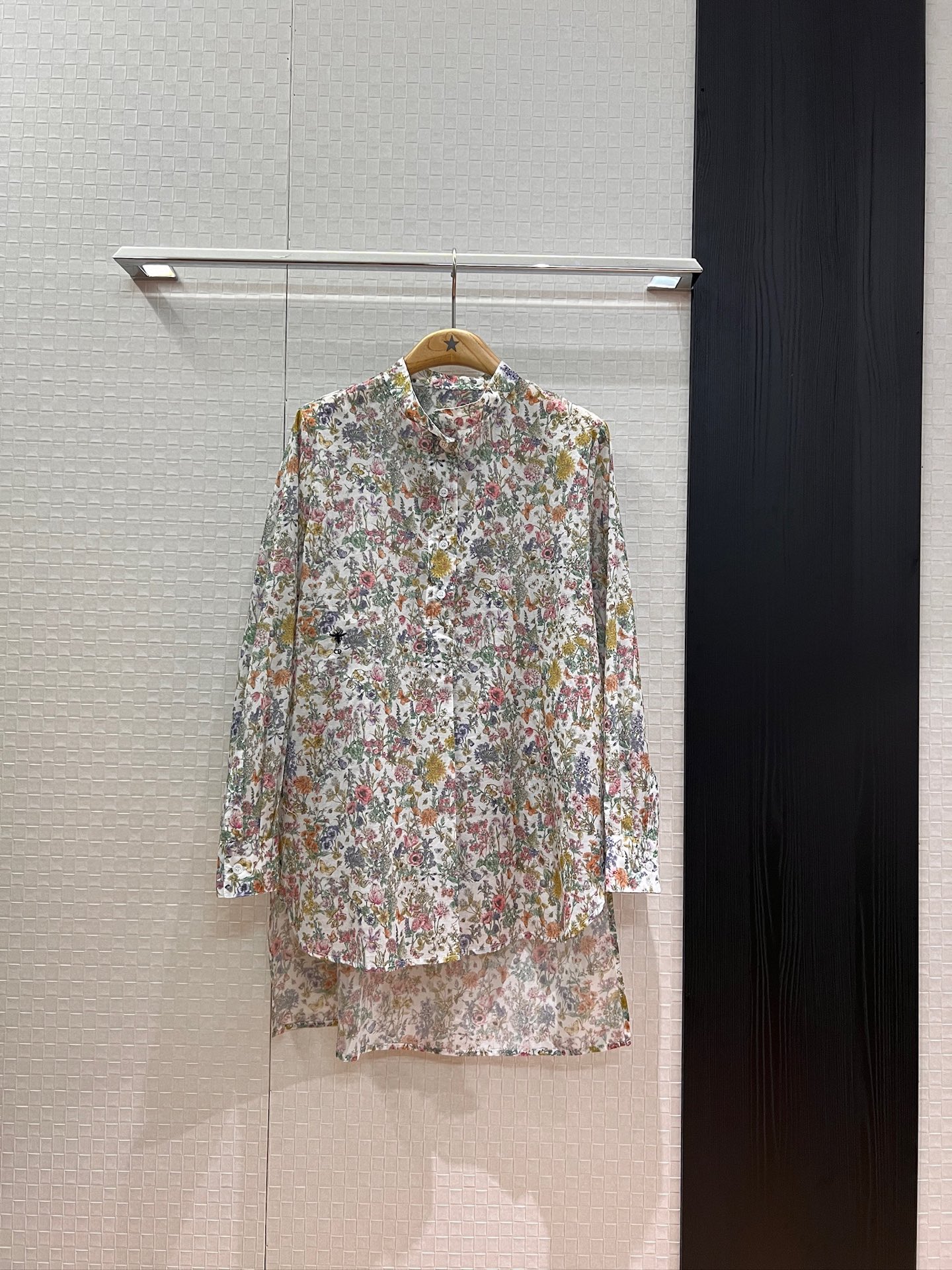 NO:456327,The same style of the new Zhao Jiali, early autumn, small floral classic stand-up collar shirt, short front and long back, embroidered CD bee, cotton and linen print, fashionable and casual, pockets on both sides, can be worn with the same skirt S-XL, skirts, alexander wang19860909新款赵佳丽同款 早秋 小碎花经典立领衬衣 下摆前短后长 刺绣CD小蜜蜂 棉麻印花 时尚休闲 两侧有口袋 可搭同款半裙S-XL,,skirts,alexander wang,Women's clothing