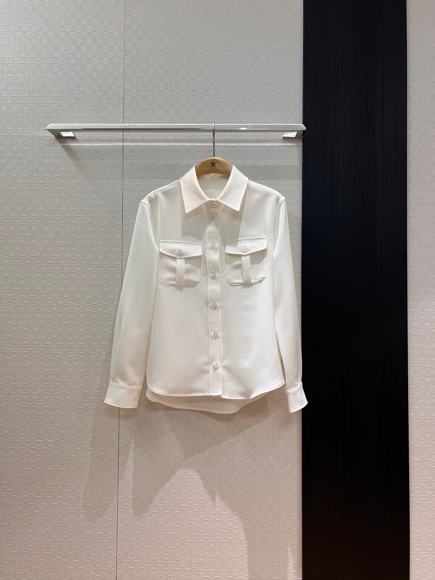 NO:456875,New style is coming loewe, simple work style white shirt, chest pocket decoration, back embroidered classic logo badge temperament commuting, age-reducing versatile SML,,loewe,alexander wang19860909新款来袭loewe 工装风简单白色衬衣胸前口袋装饰 后背刺绣经典logo徽章气质通勤 减龄百搭 SML,,loewe,alexander wang,Women's clothing