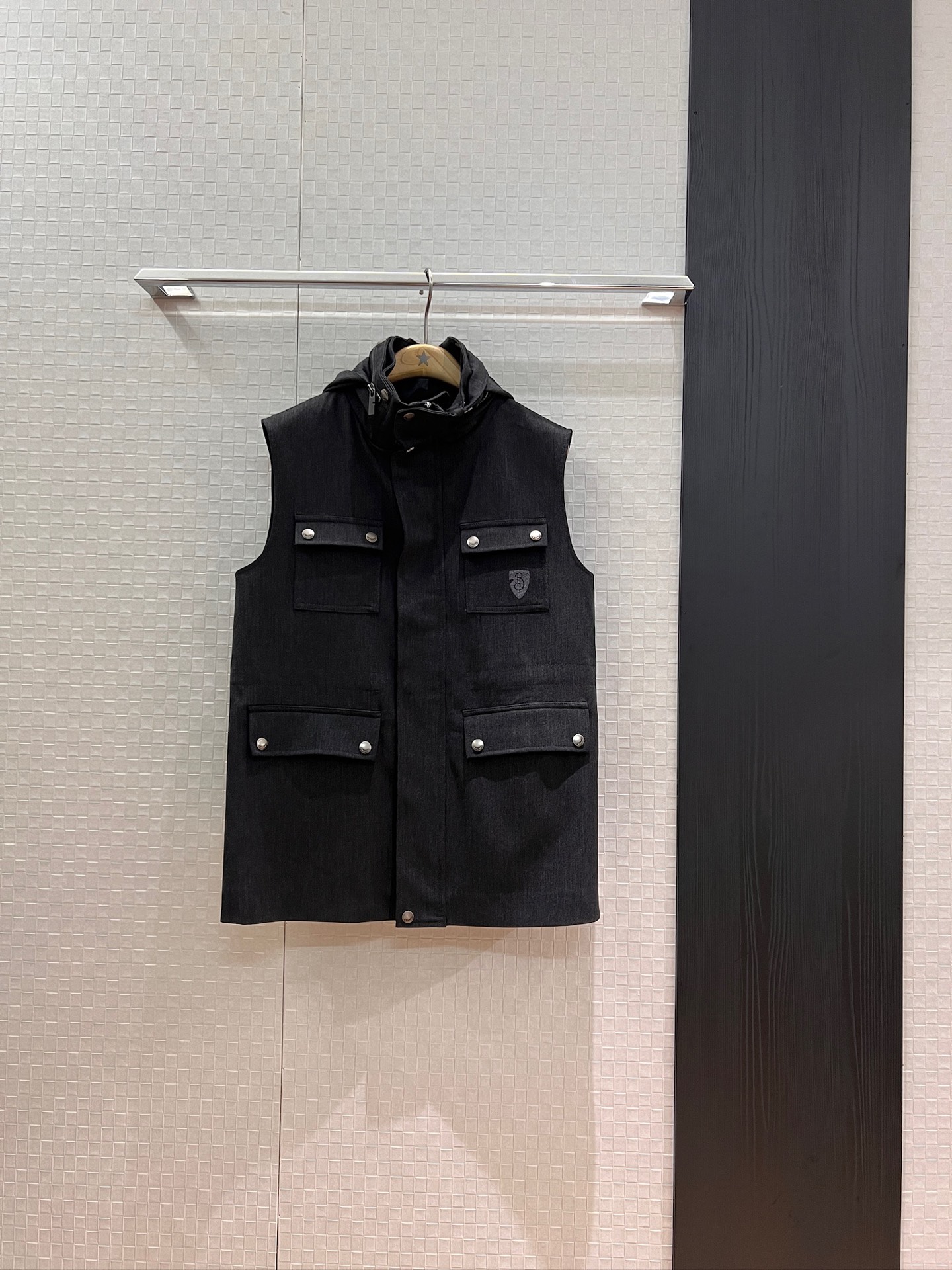 NO:456895,New Year is coming bur handsome stand collar four-pocket hooded vest coat hat can be stored in collar, waist can be drawn rope to suck the waist and embroidered with new logo logo on the chest loose and casual cool matching SML, burberry, jackets & coats,hats,alexander wang19860909新年来袭bur 帅酷立领四口袋连帽马甲外套帽子可收纳领后 腰围可抽绳收腰胸前刺绣新logo徽标 宽松休闲 酷酷搭配 SML,,burberry,jackets & coats,hats,alexander wang,Women's clothing