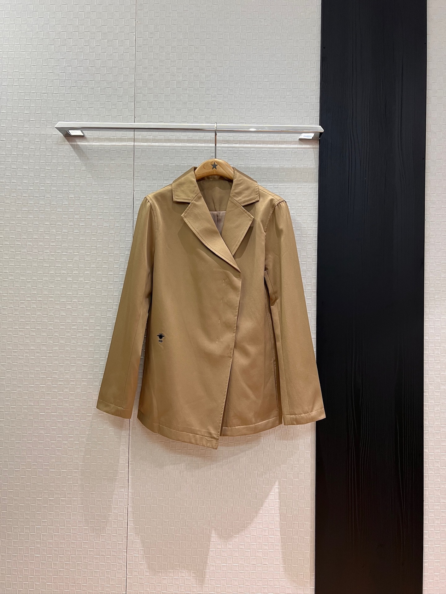 NO:456866,New style is coming to the show, asymmetrical design, concealed casual jacket, suit lapel embroidery, classic CD bee, pockets on both sides are simple and loose, fashionable and versatile, SML,, jackets & coats, business suit, alexander wang19860909新款来袭走秀 不对称设计暗扣休闲外套 西装翻领刺绣经典CD小蜜蜂 两侧有口袋简约宽松 时尚百搭 SML,,jackets & coats,business suit,alexander wang,Women's clothing